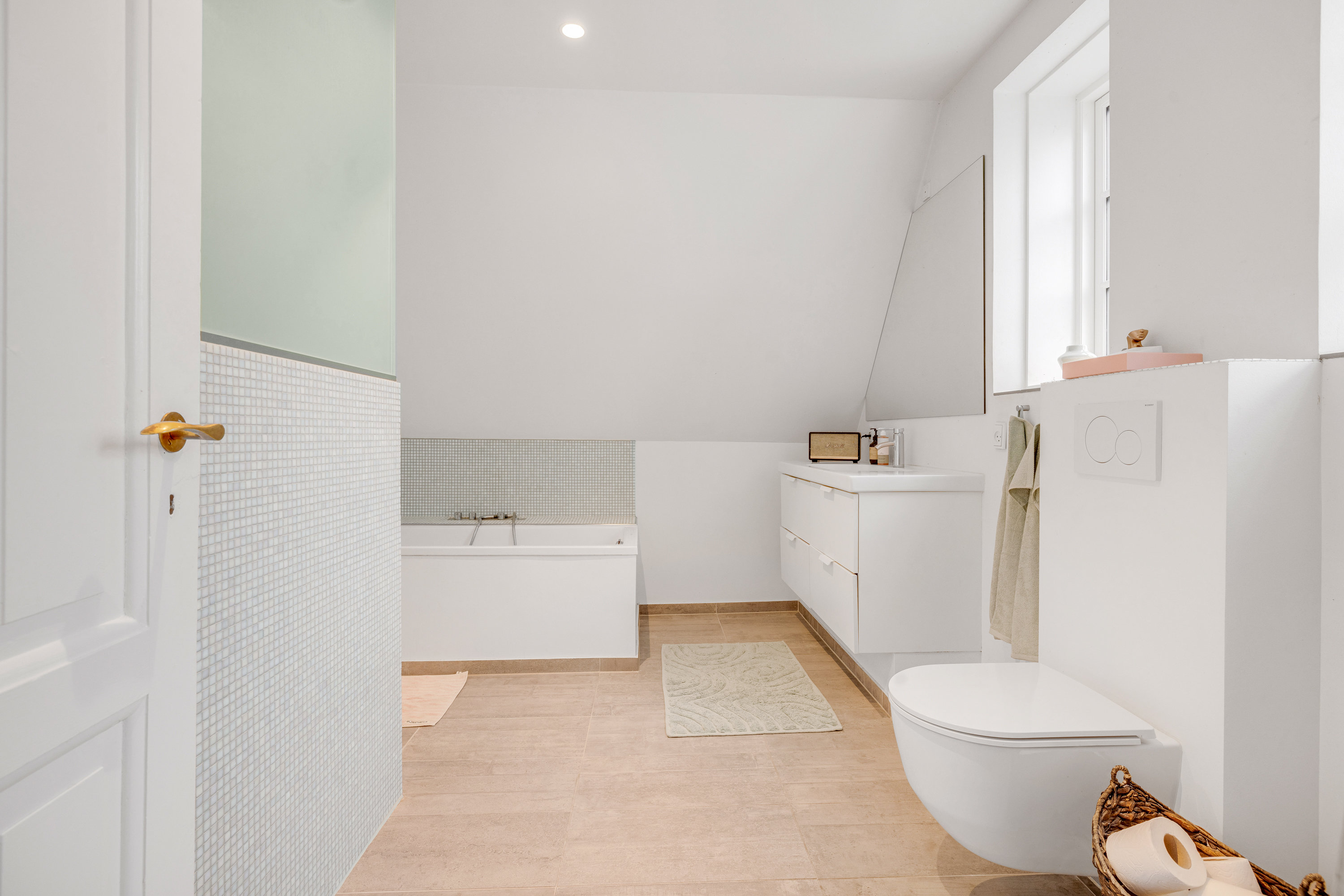 Fremhævet badeværelse billede i fuldskærmstilstand. Billede af Strandagervej 9, 2900 Hellerup