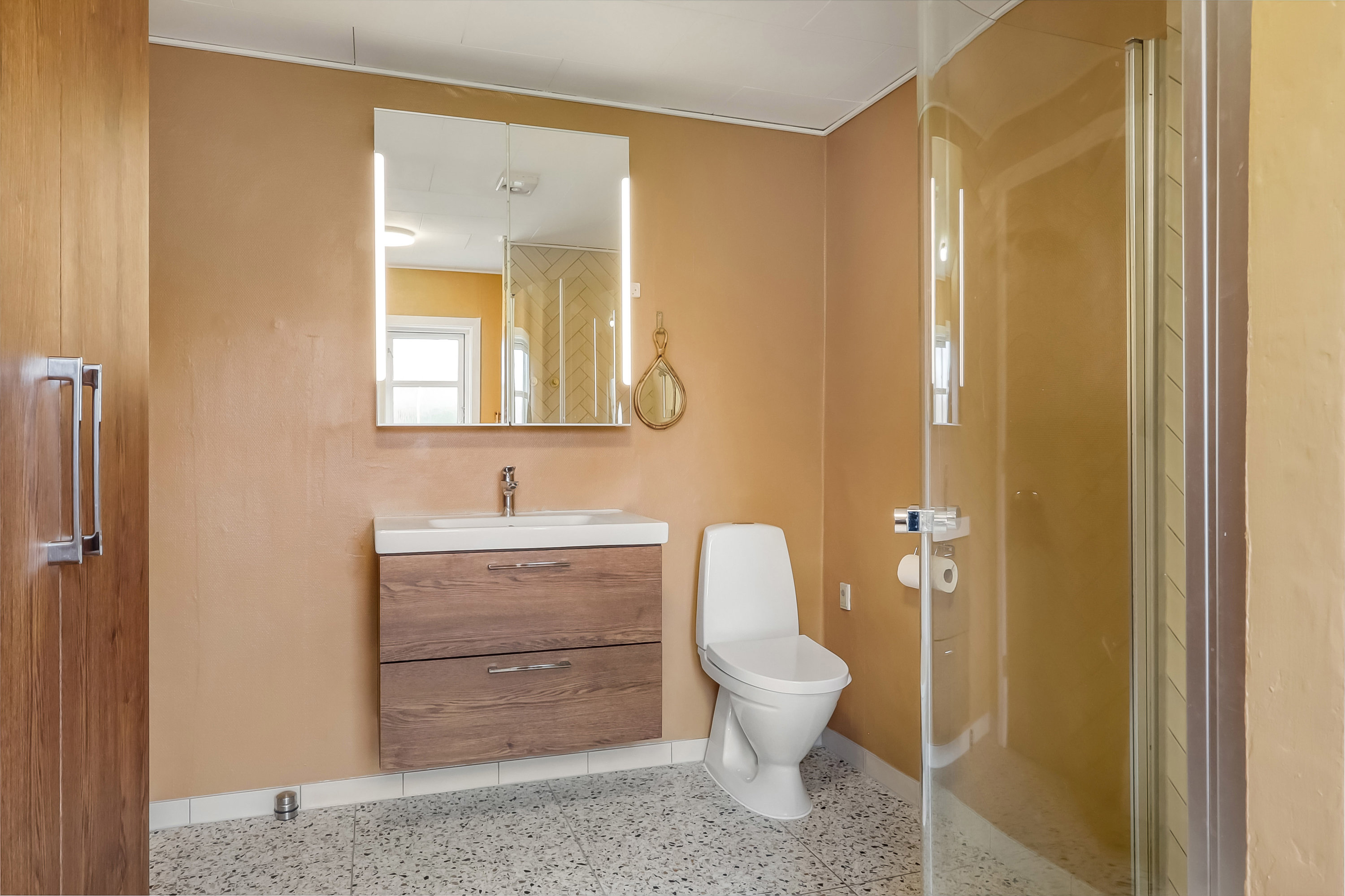 Fremhævet toilet billede i fuldskærmstilstand. Billede af Bjerrebyvej 69, Tåsinge, 5700 Svendborg