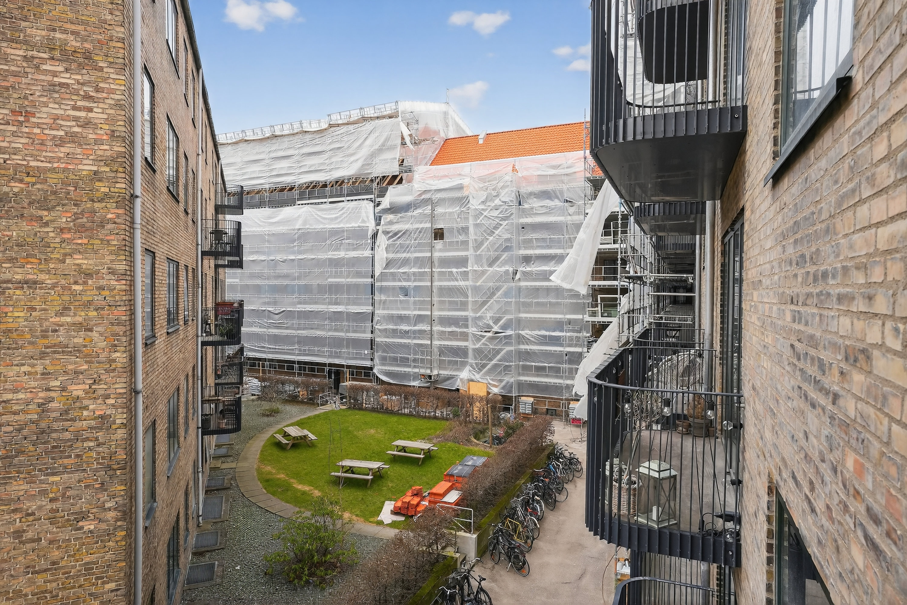 Fremhævet gårdmiljø billede i fuldskærmstilstand. Billede af Æbeløgade 26, 2. th., 2100 København Ø