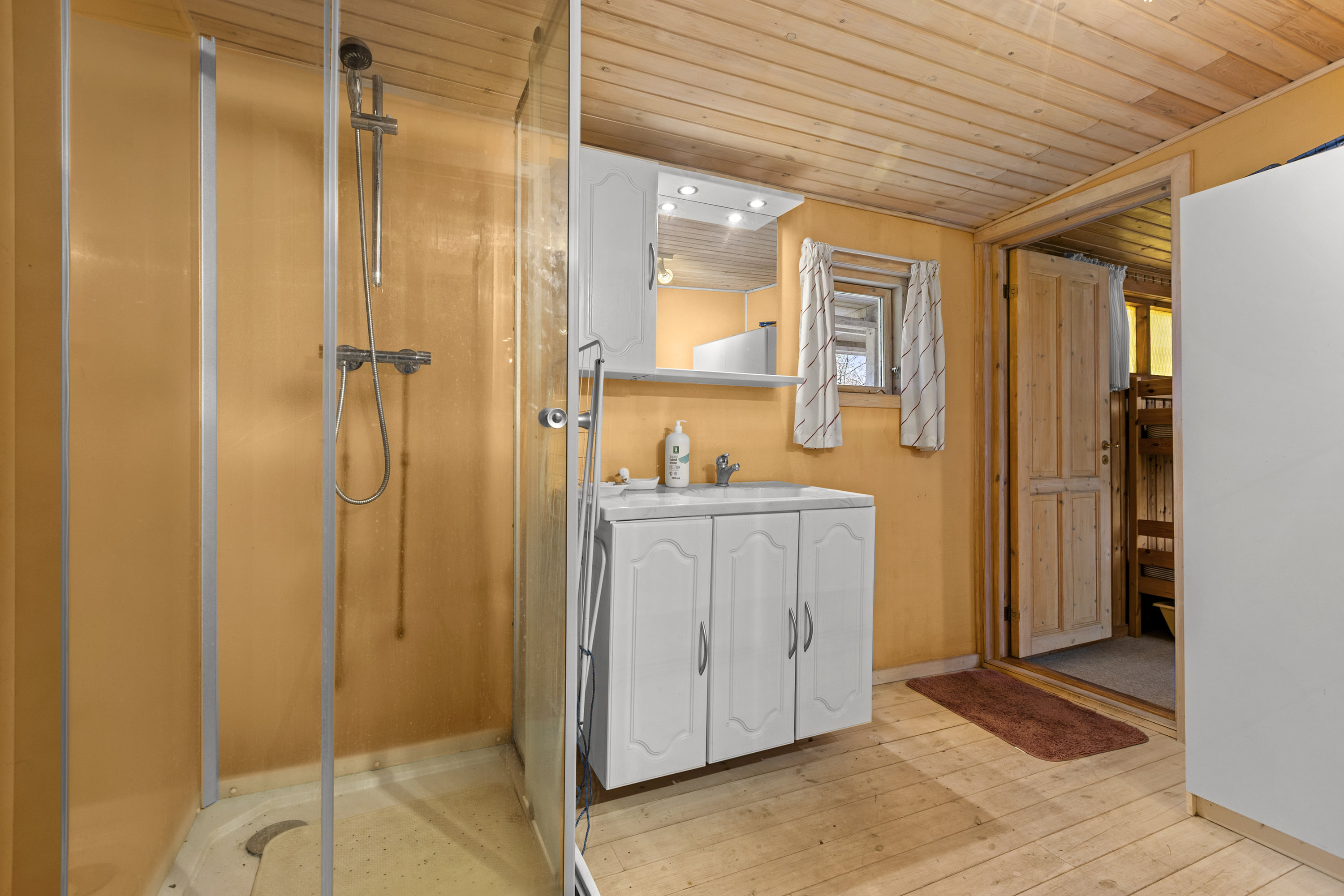 Fremhævet badeværelse billede i fuldskærmstilstand. Billede af Krokusvej 24, Bjerge Str, 4480 Store Fuglede