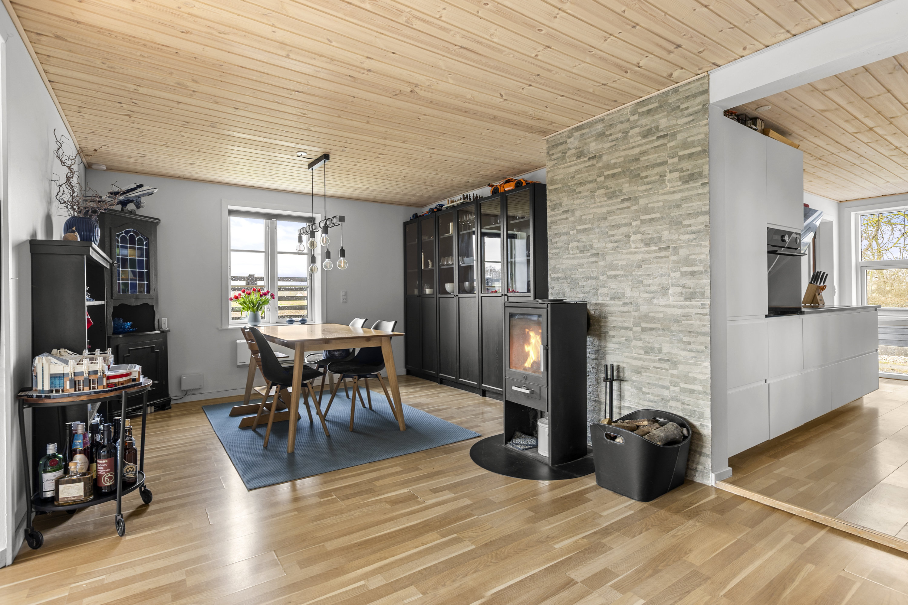 Fremhævet stue billede i fuldskærmstilstand. Billede af Søstremosevej 1, 4400 Kalundborg