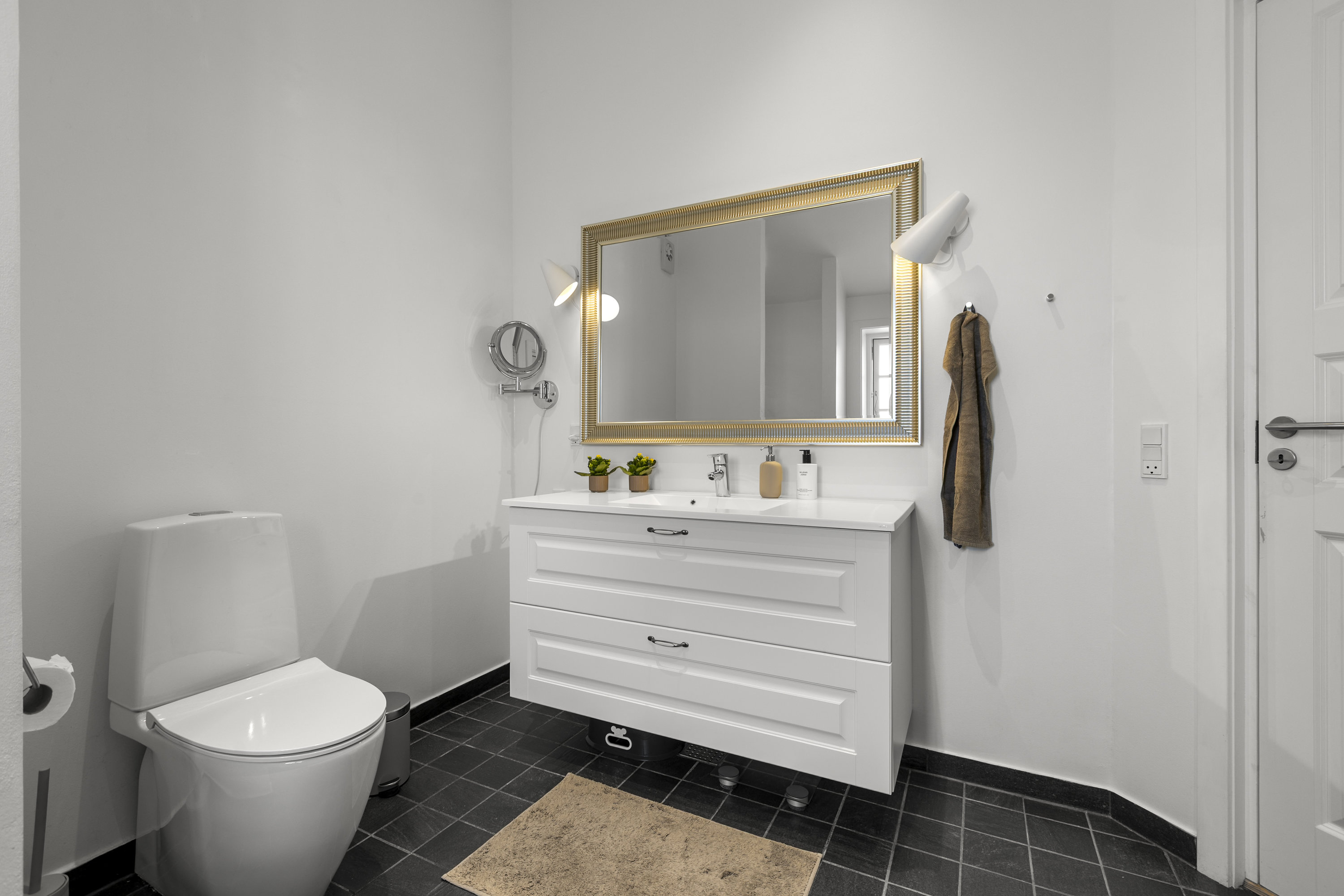 Fremhævet badeværelse billede i fuldskærmstilstand. Billede af Laurits Hansensvej 2, Bjerge Sydstrand, 4281 Gørlev