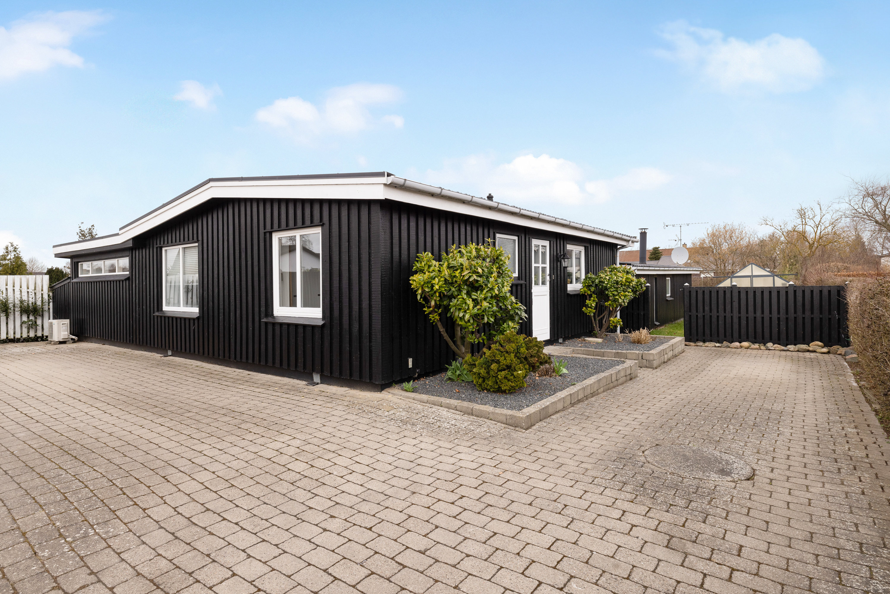 Fremhævet facade billede i fuldskærmstilstand. Billede af Ågerupvej 177, 2750 Ballerup