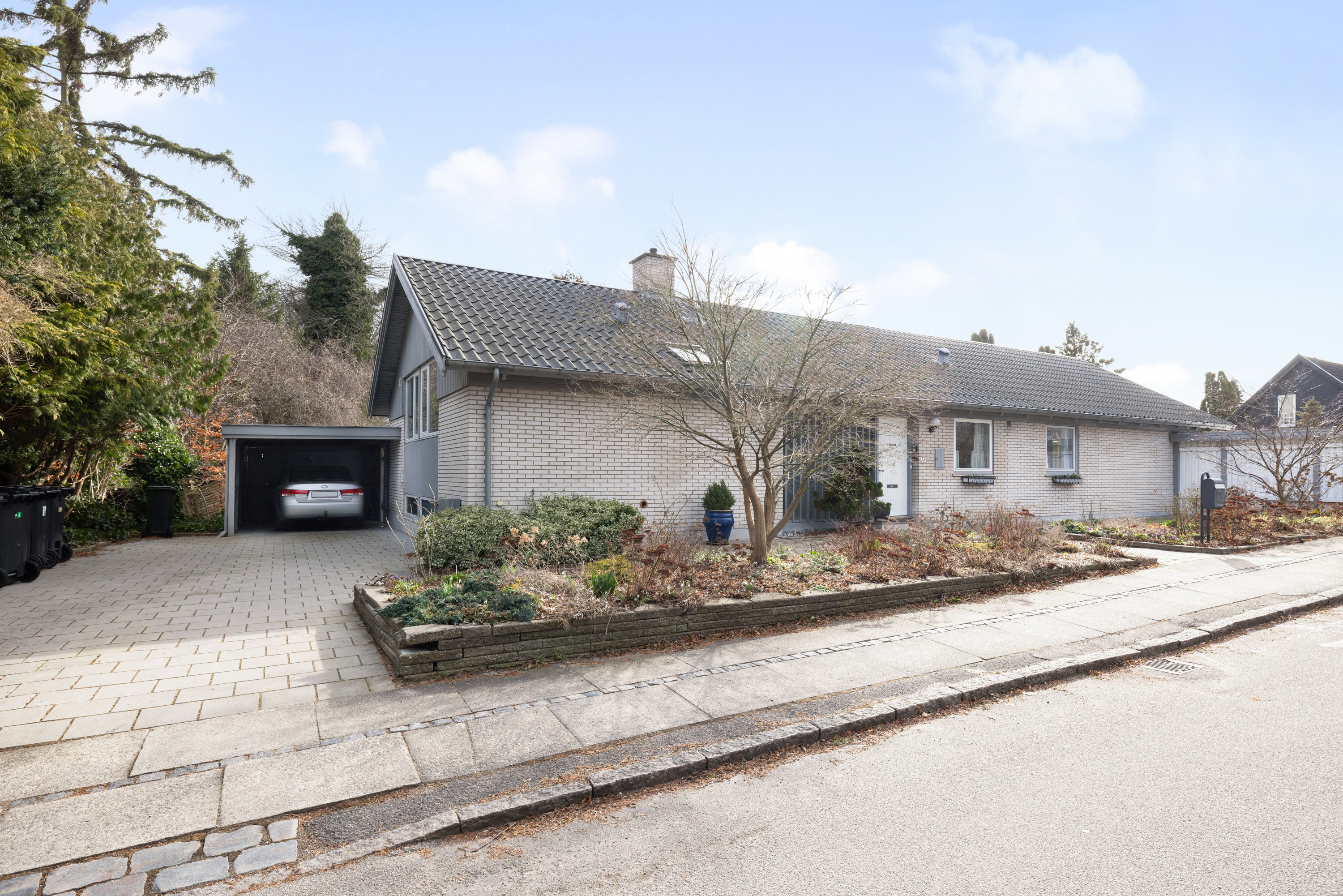 Fremhævet facade billede i fuldskærmstilstand. Billede af Kikudbakken 13, 2730 Herlev