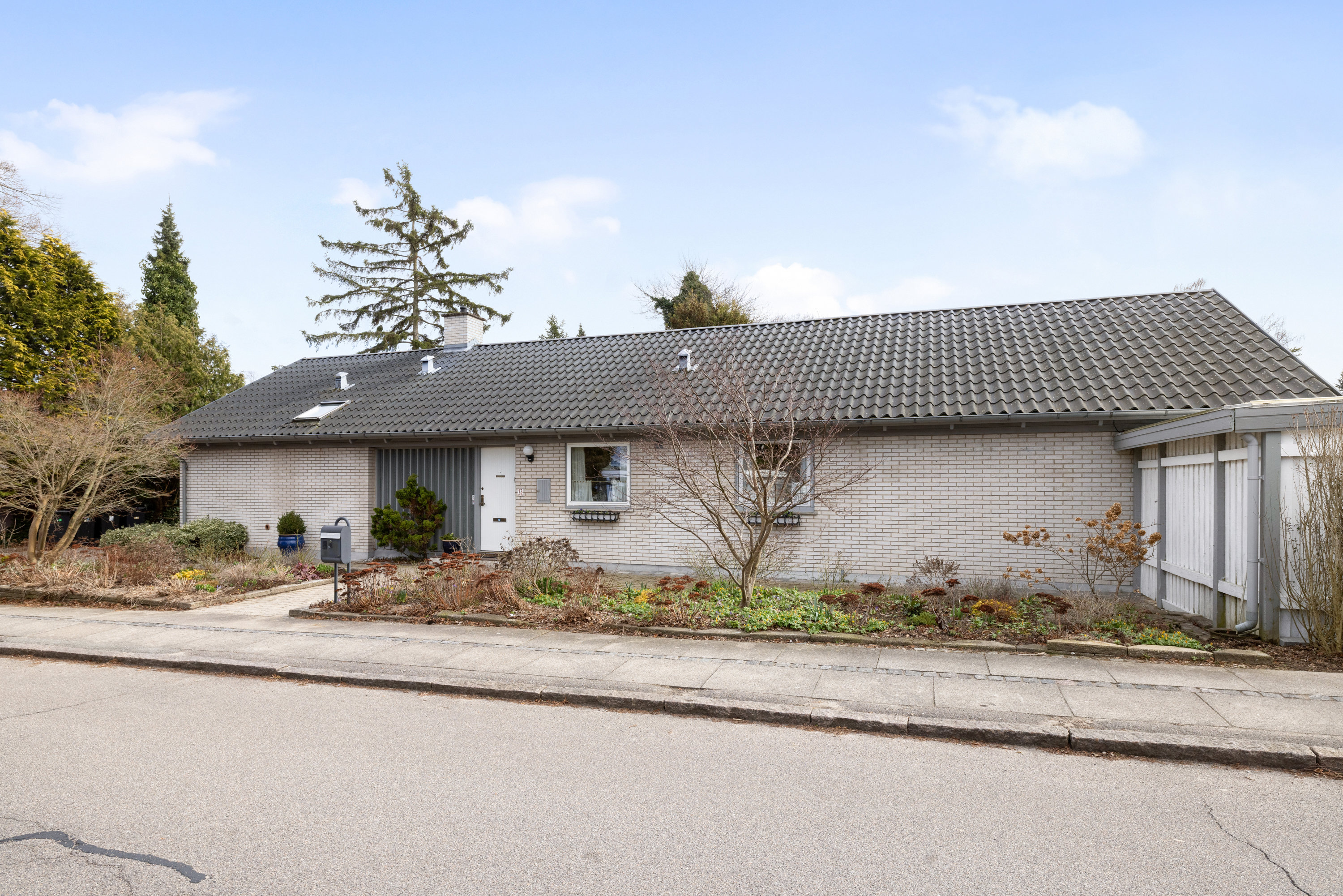 Fremhævet facade billede i fuldskærmstilstand. Billede af Kikudbakken 13, 2730 Herlev