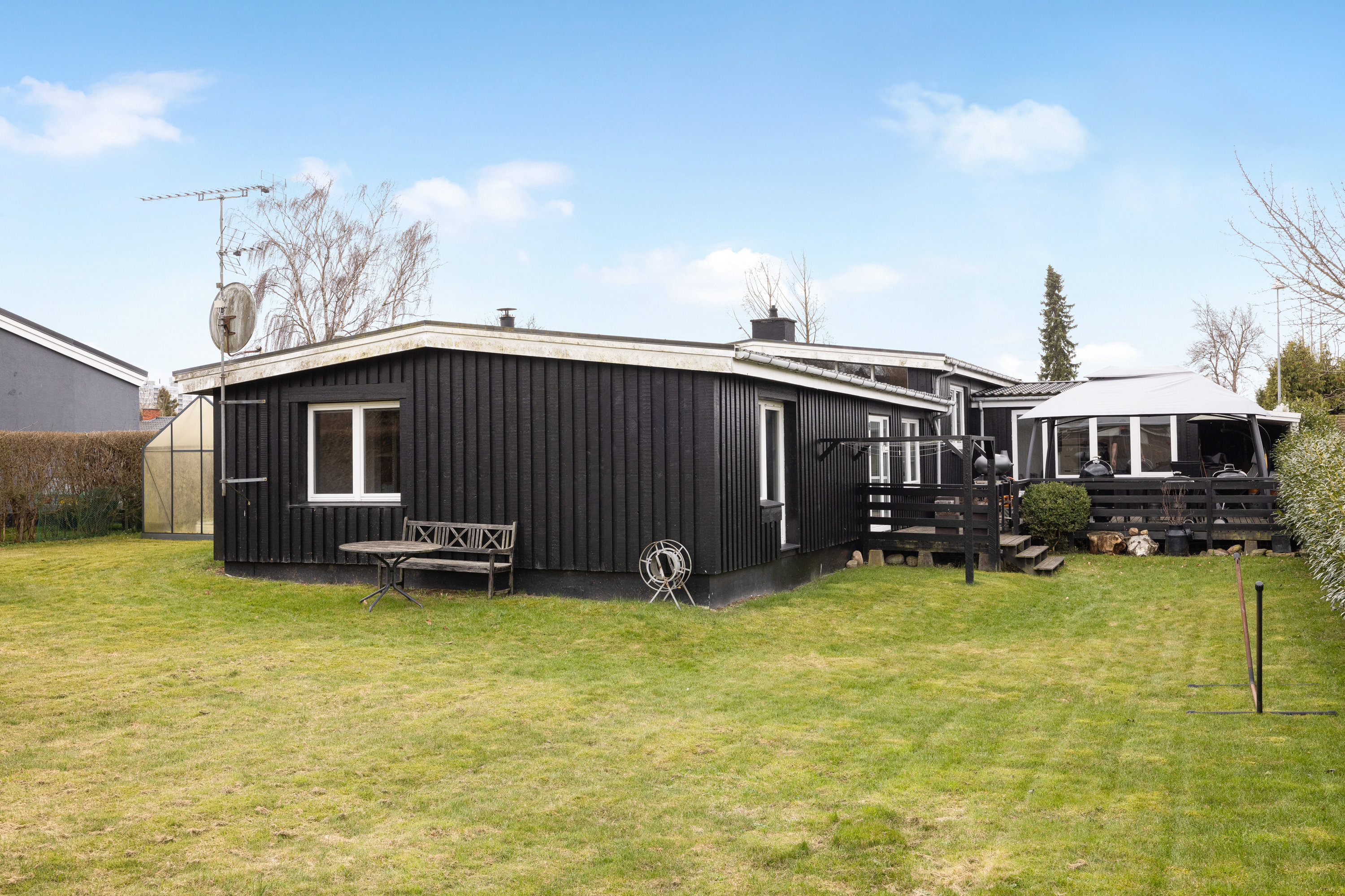 Fremhævet facade billede i fuldskærmstilstand. Billede af Ågerupvej 177, 2750 Ballerup