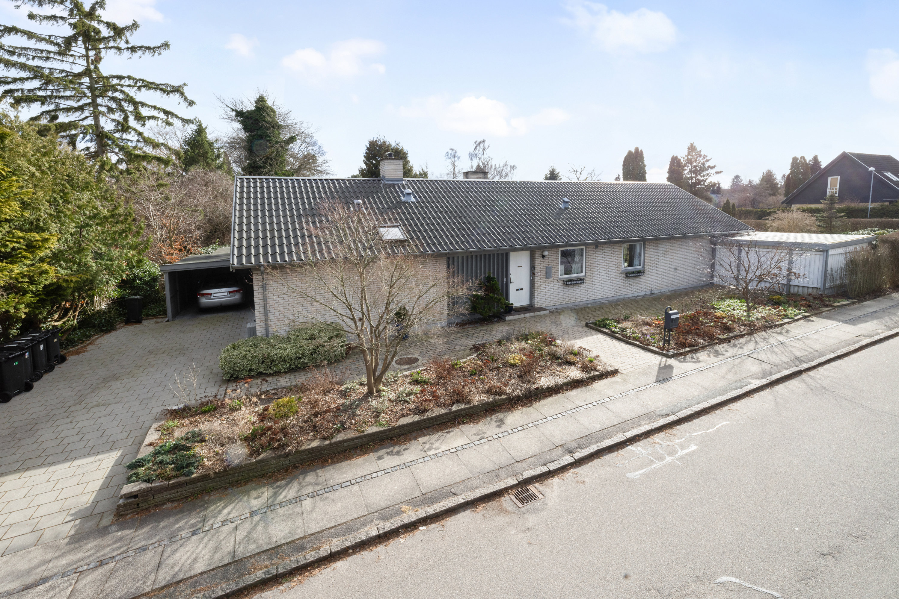 Miniaturebillede 1: facade. Billede af Kikudbakken 13, 2730 Herlev