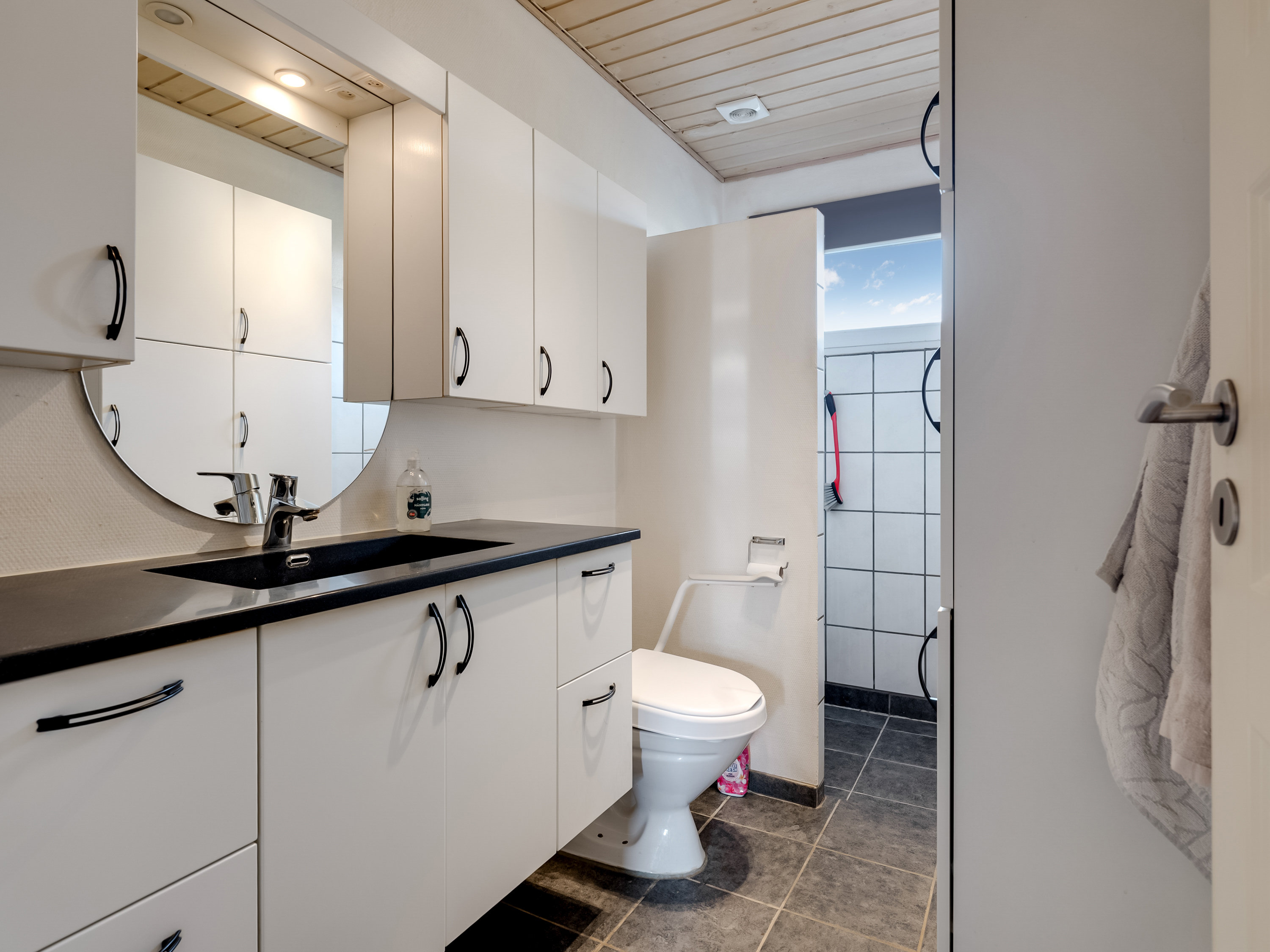 Fremhævet badeværelse billede i fuldskærmstilstand. Billede af Postmosevej 60, 5500 Middelfart