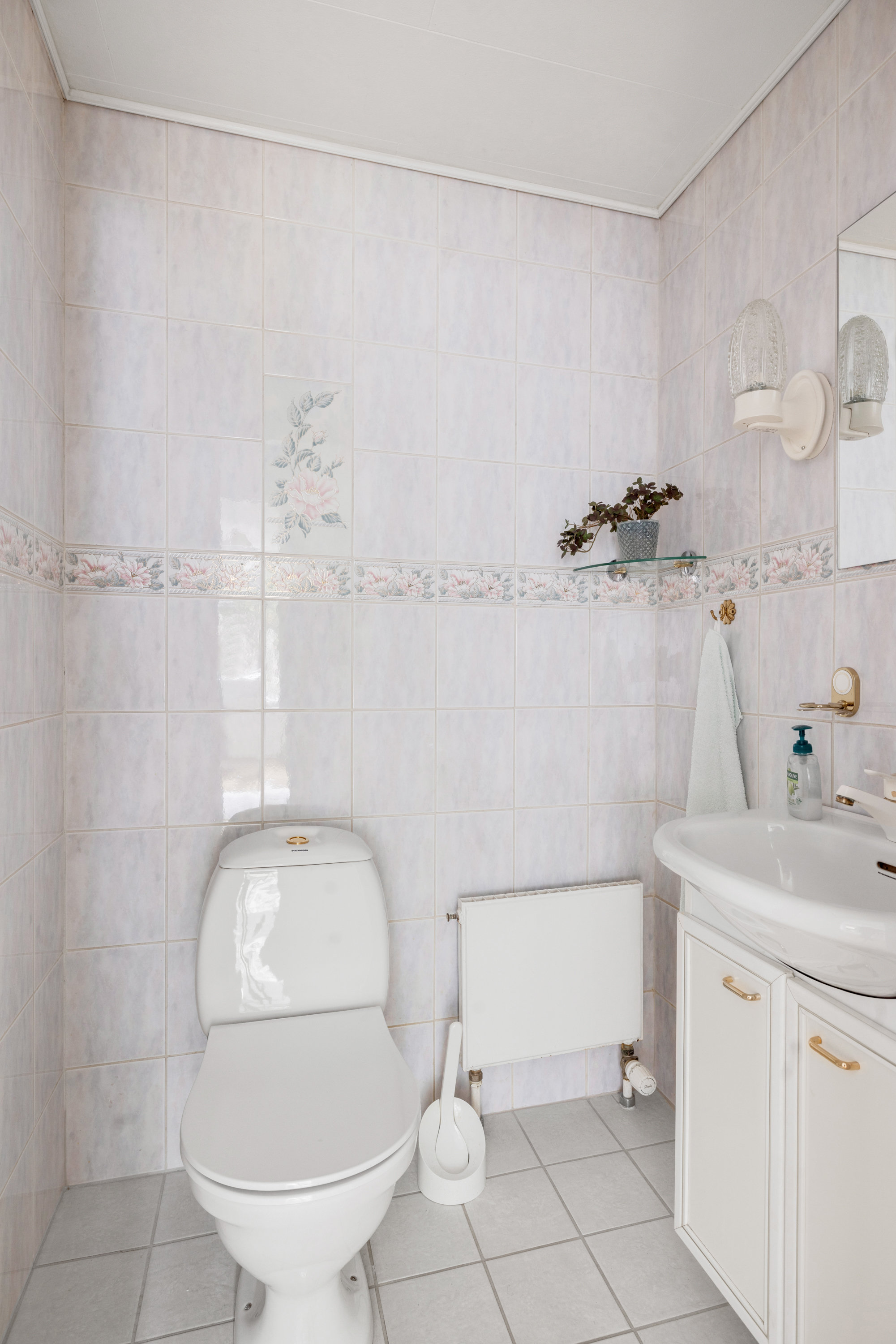 Fremhævet toilet billede i fuldskærmstilstand. Billede af Kikudbakken 13, 2730 Herlev