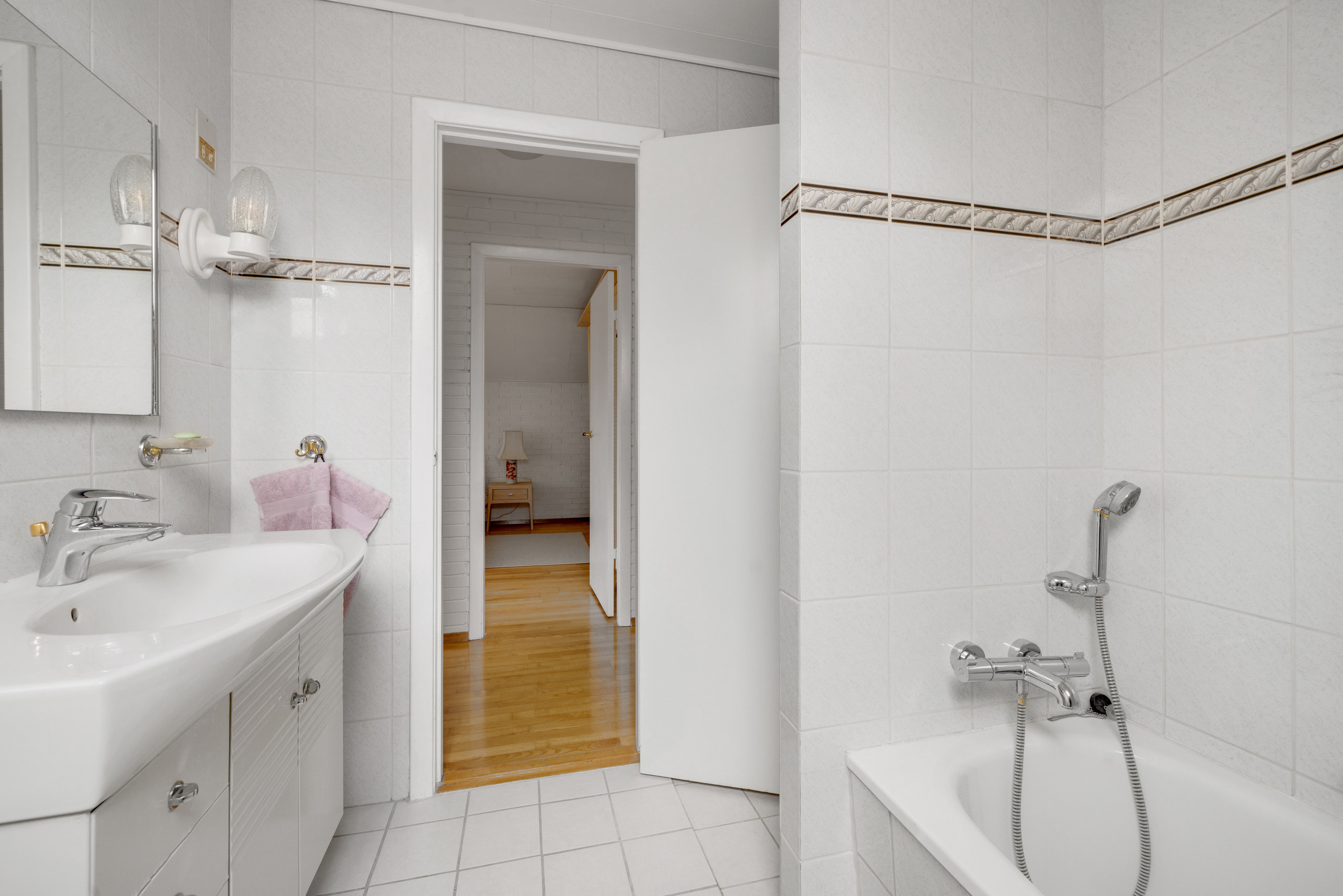 Fremhævet badeværelse billede i fuldskærmstilstand. Billede af Kikudbakken 13, 2730 Herlev