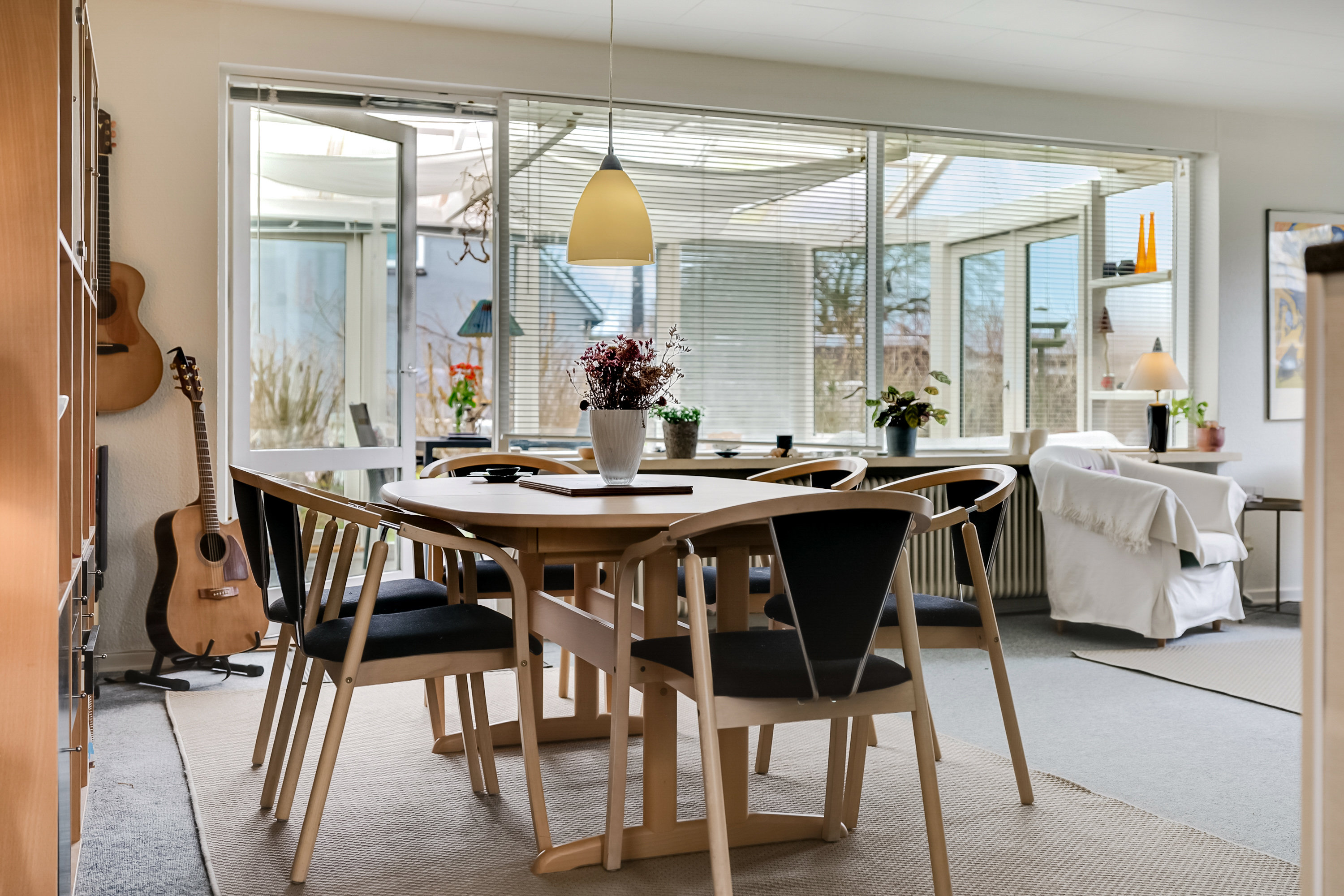 Fremhævet stue billede i fuldskærmstilstand. Billede af Chr. Richardtsvej 15, Ørsted, 5620 Glamsbjerg