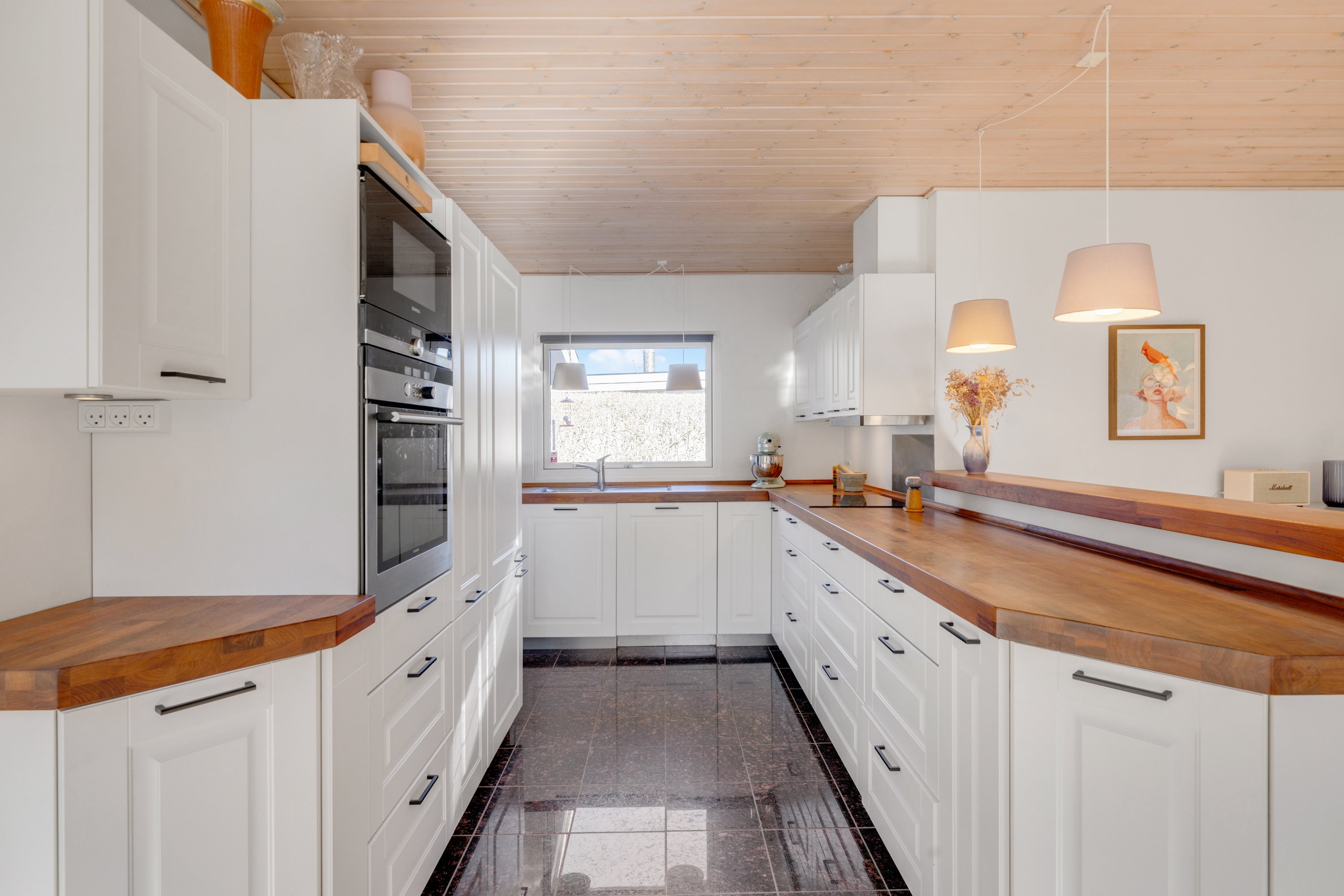 Fremhævet køkken billede i fuldskærmstilstand. Billede af Langkærgårdsvej 18, 3460 Birkerød