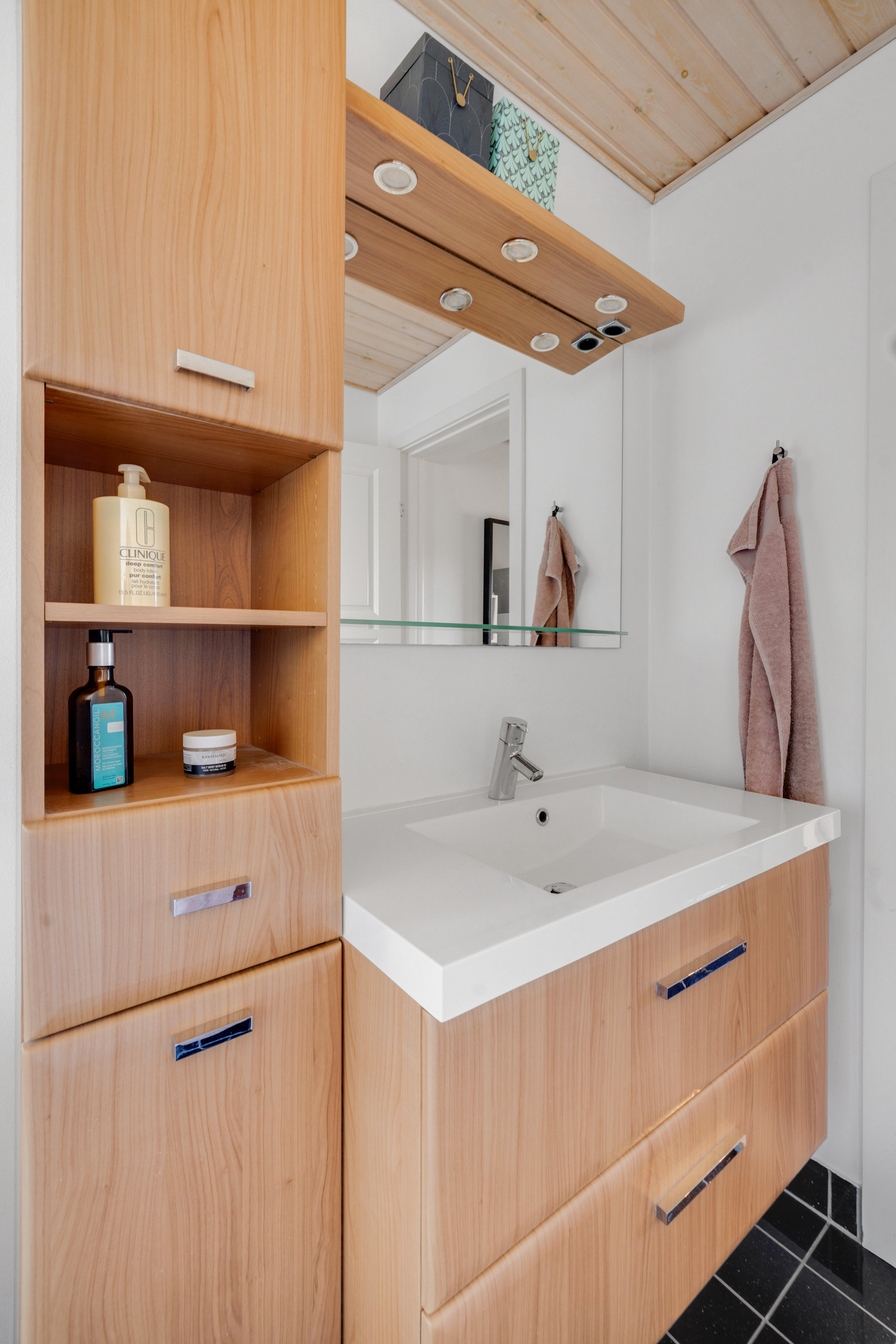 Fremhævet badeværelse billede i fuldskærmstilstand. Billede af Langkærgårdsvej 18, 3460 Birkerød