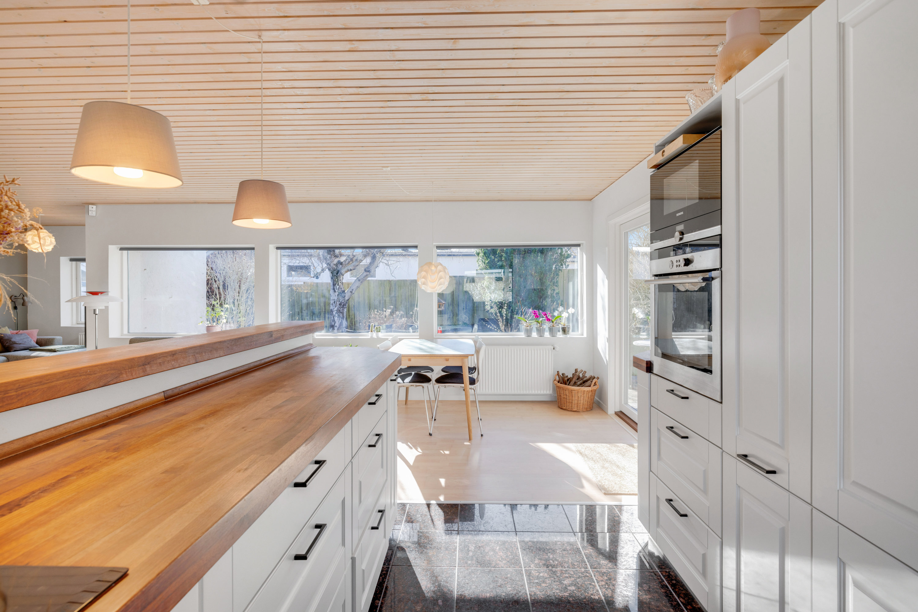 Fremhævet køkken billede i fuldskærmstilstand. Billede af Langkærgårdsvej 18, 3460 Birkerød