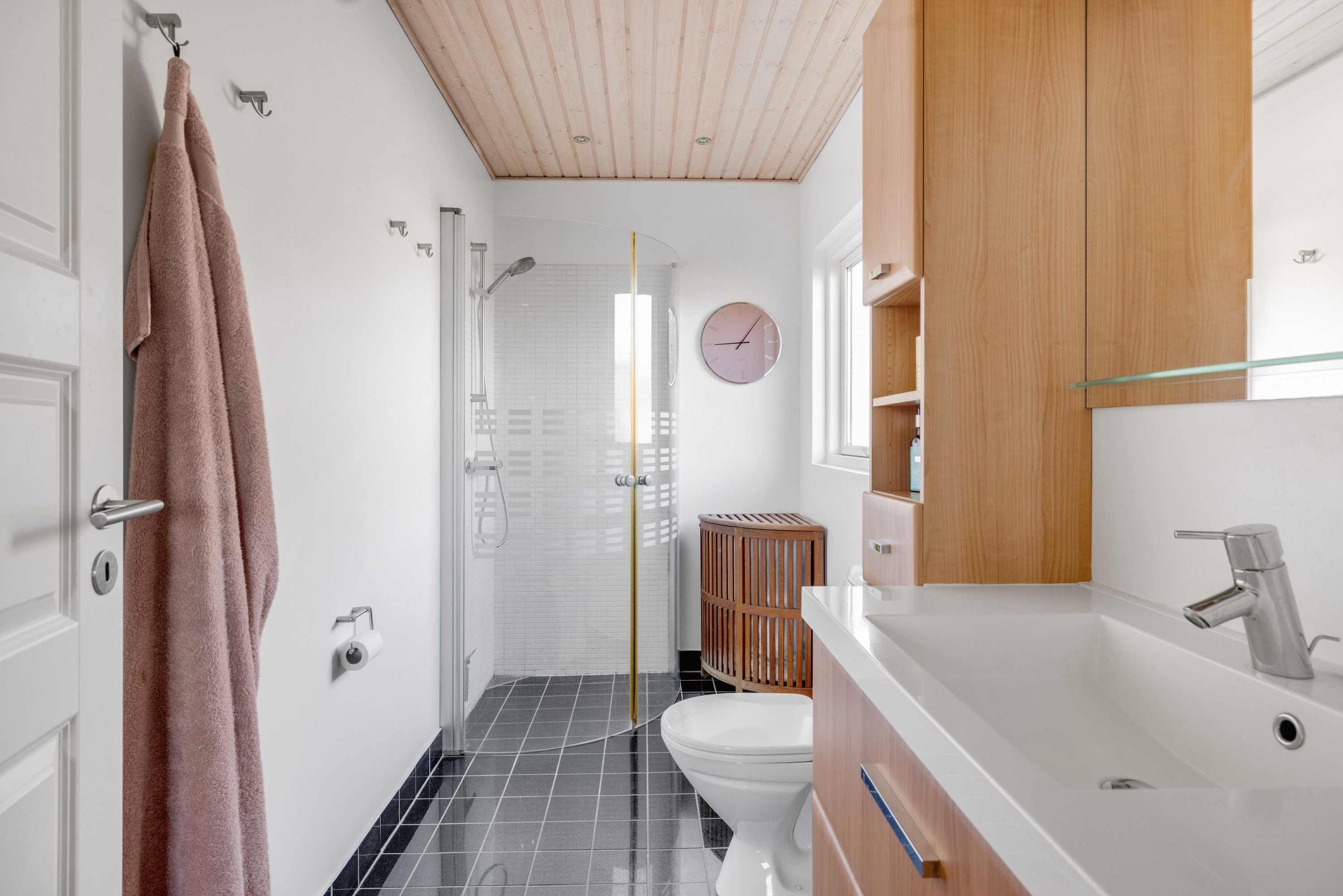 Fremhævet toilet billede i fuldskærmstilstand. Billede af Langkærgårdsvej 18, 3460 Birkerød