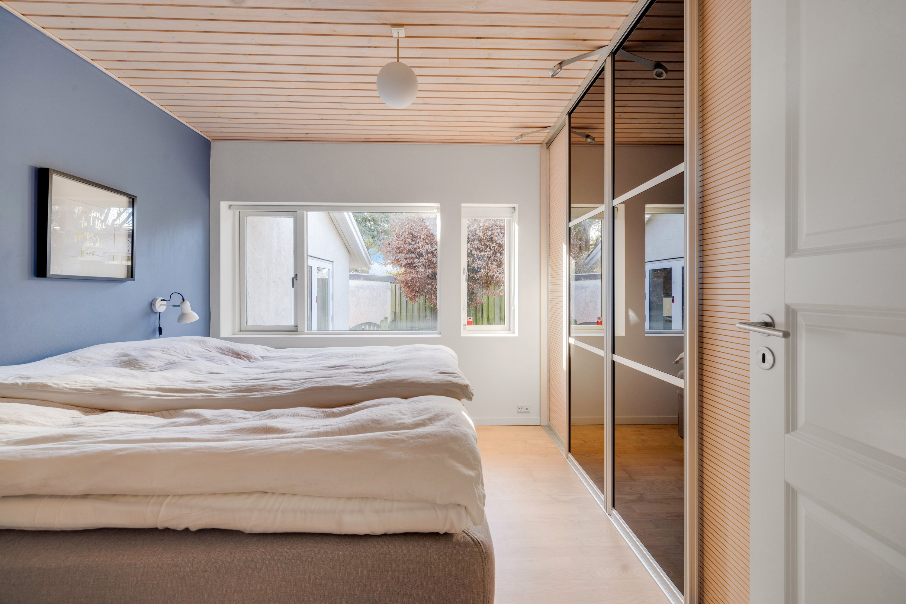 Fremhævet soveværelse billede i fuldskærmstilstand. Billede af Langkærgårdsvej 18, 3460 Birkerød