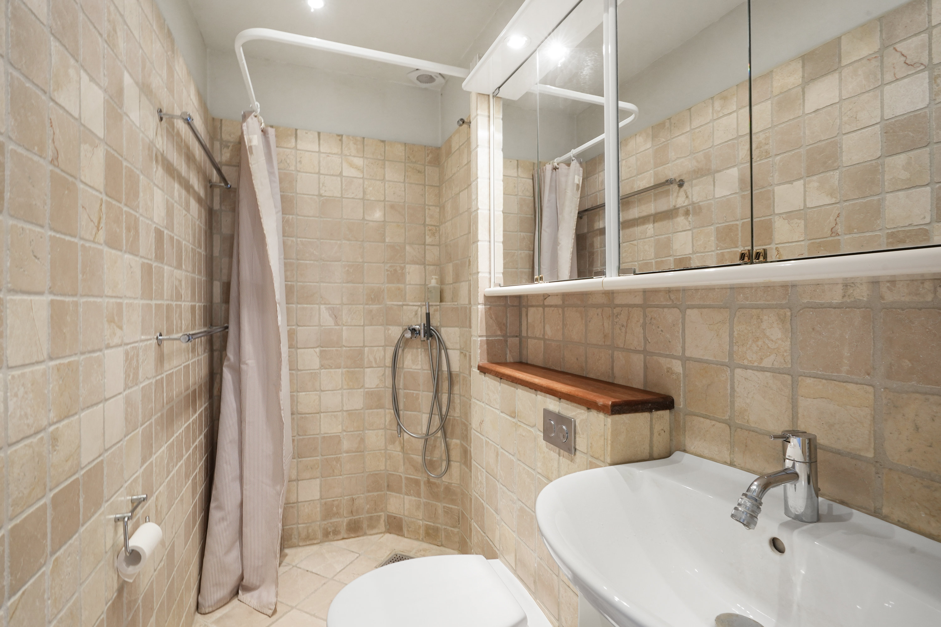 Fremhævet badeværelse billede i fuldskærmstilstand. Billede af Fyrrevang 43, 2830 Virum