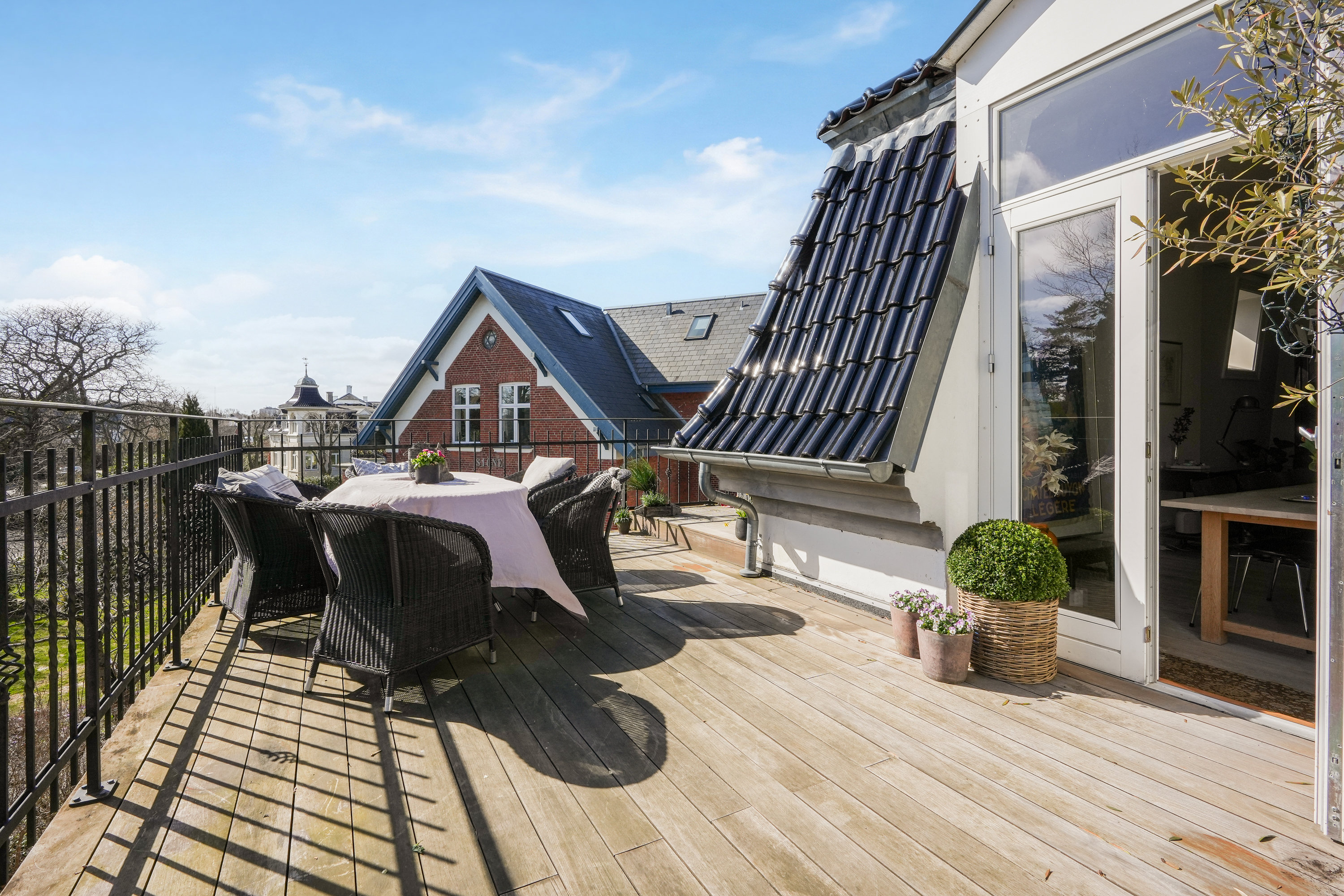 Miniaturebillede 1: terrasse. Billede af Gudrunsvej 19, 1., 2920 Charlottenlund