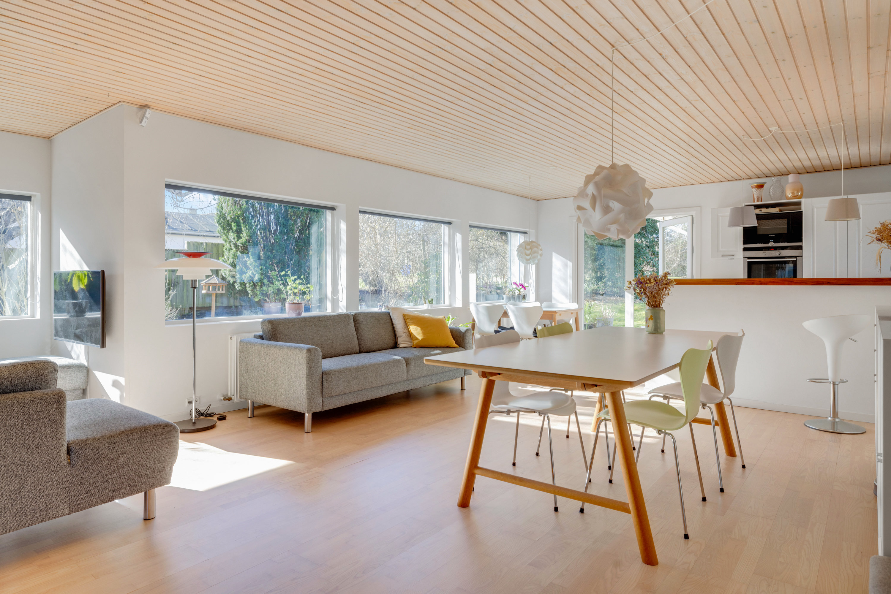 Fremhævet stue billede i fuldskærmstilstand. Billede af Langkærgårdsvej 18, 3460 Birkerød