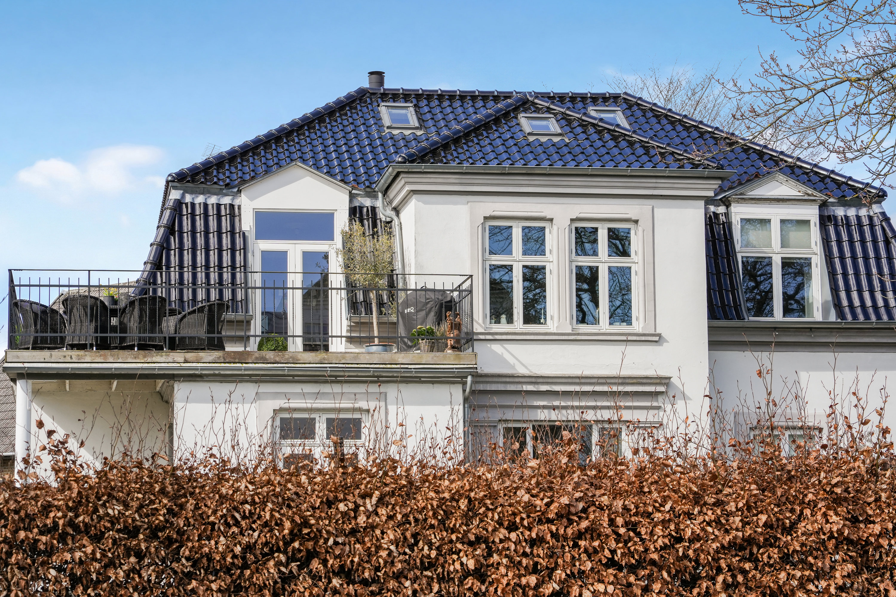 Fremhævet facade billede i fuldskærmstilstand. Billede af Gudrunsvej 19, 1., 2920 Charlottenlund