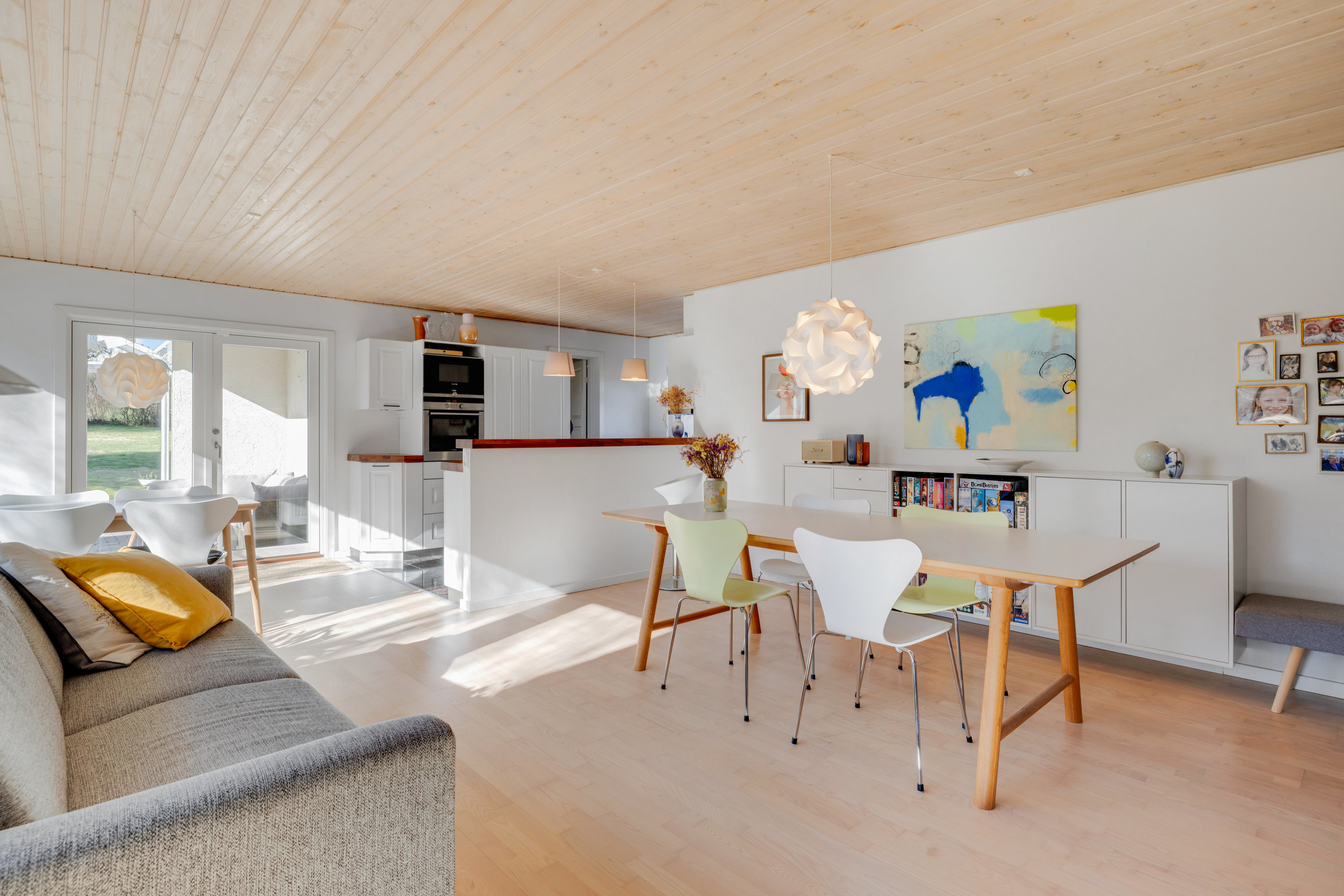 Fremhævet stue billede i fuldskærmstilstand. Billede af Langkærgårdsvej 18, 3460 Birkerød