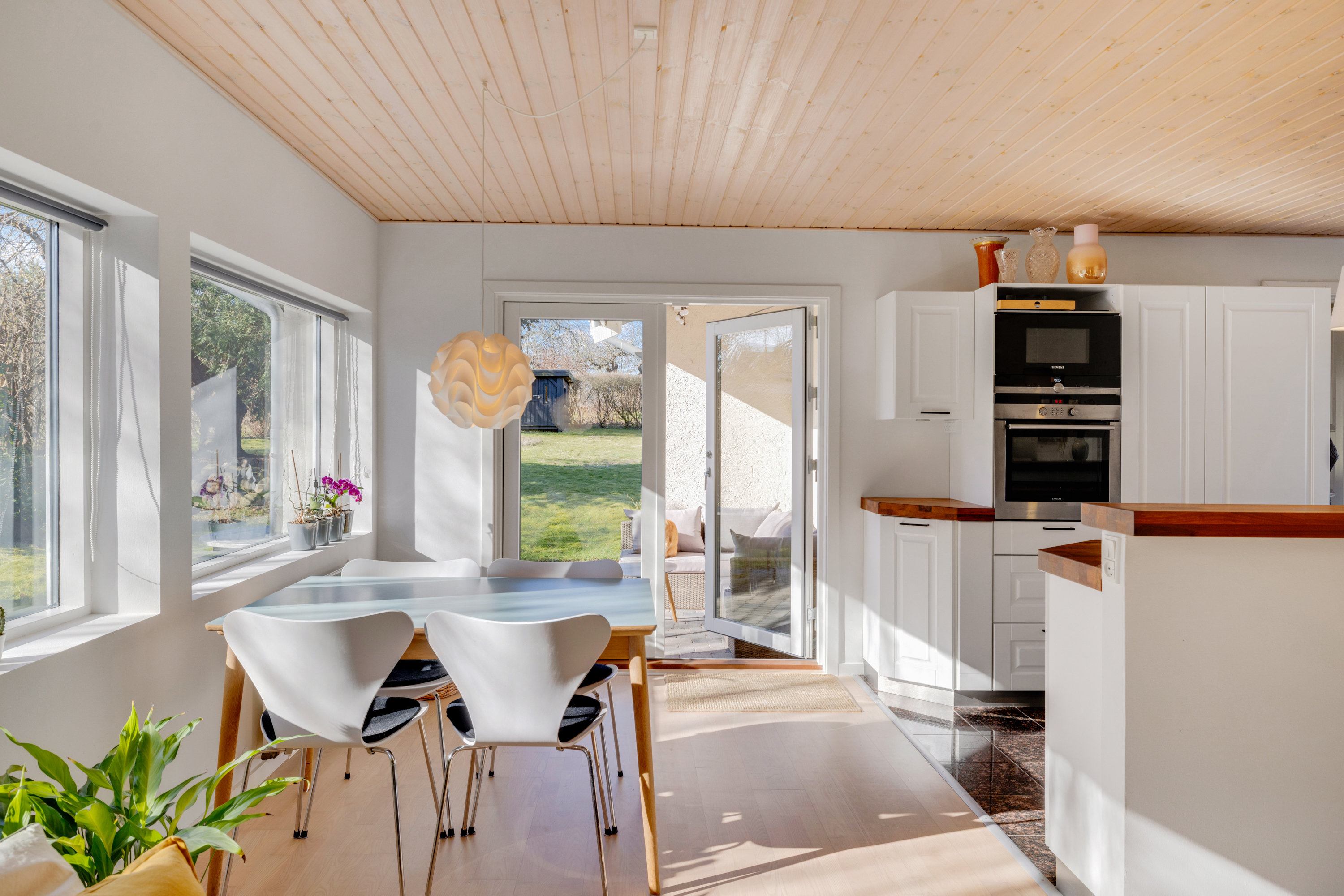 Fremhævet køkken billede i fuldskærmstilstand. Billede af Langkærgårdsvej 18, 3460 Birkerød