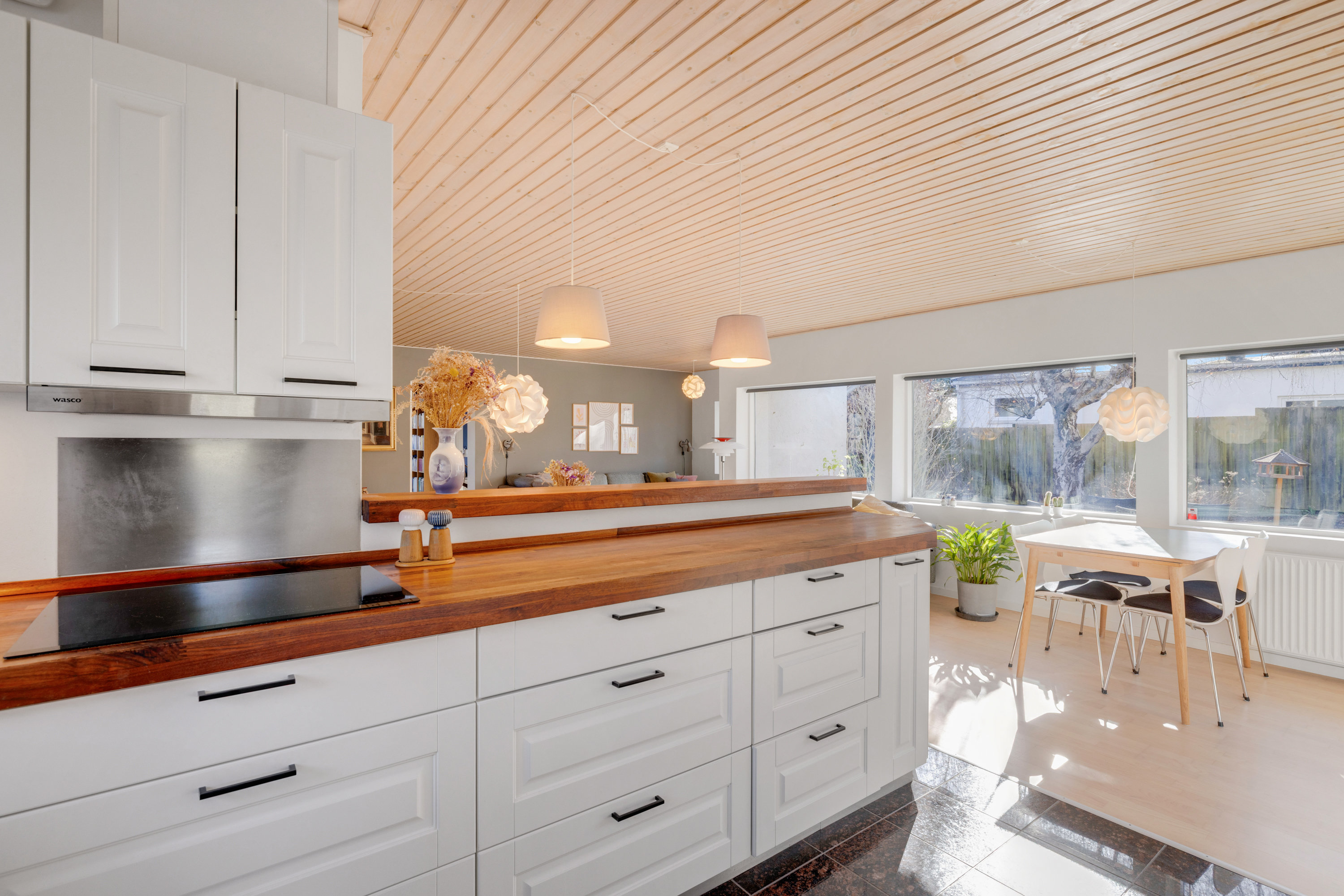 Fremhævet køkken billede i fuldskærmstilstand. Billede af Langkærgårdsvej 18, 3460 Birkerød