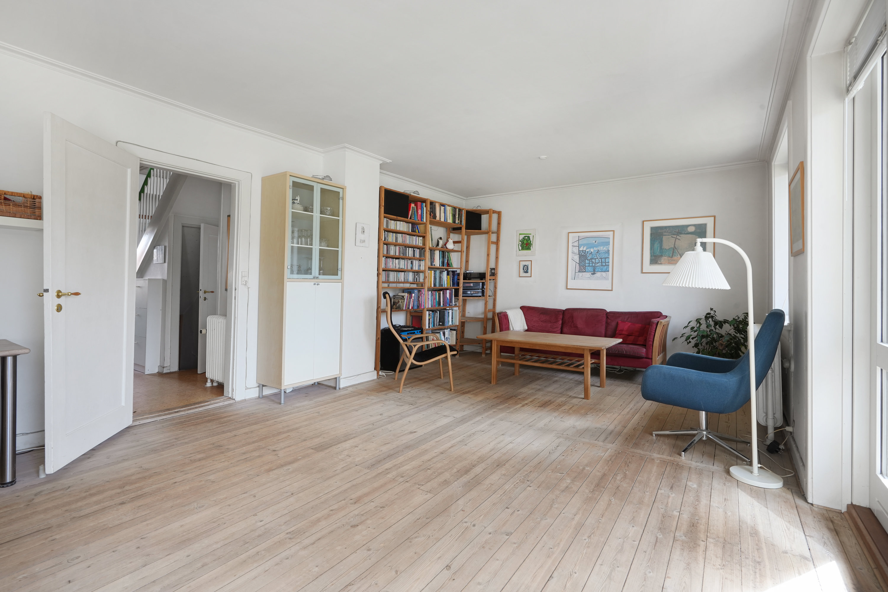 Fremhævet stue billede i fuldskærmstilstand. Billede af Fyrrevang 43, 2830 Virum