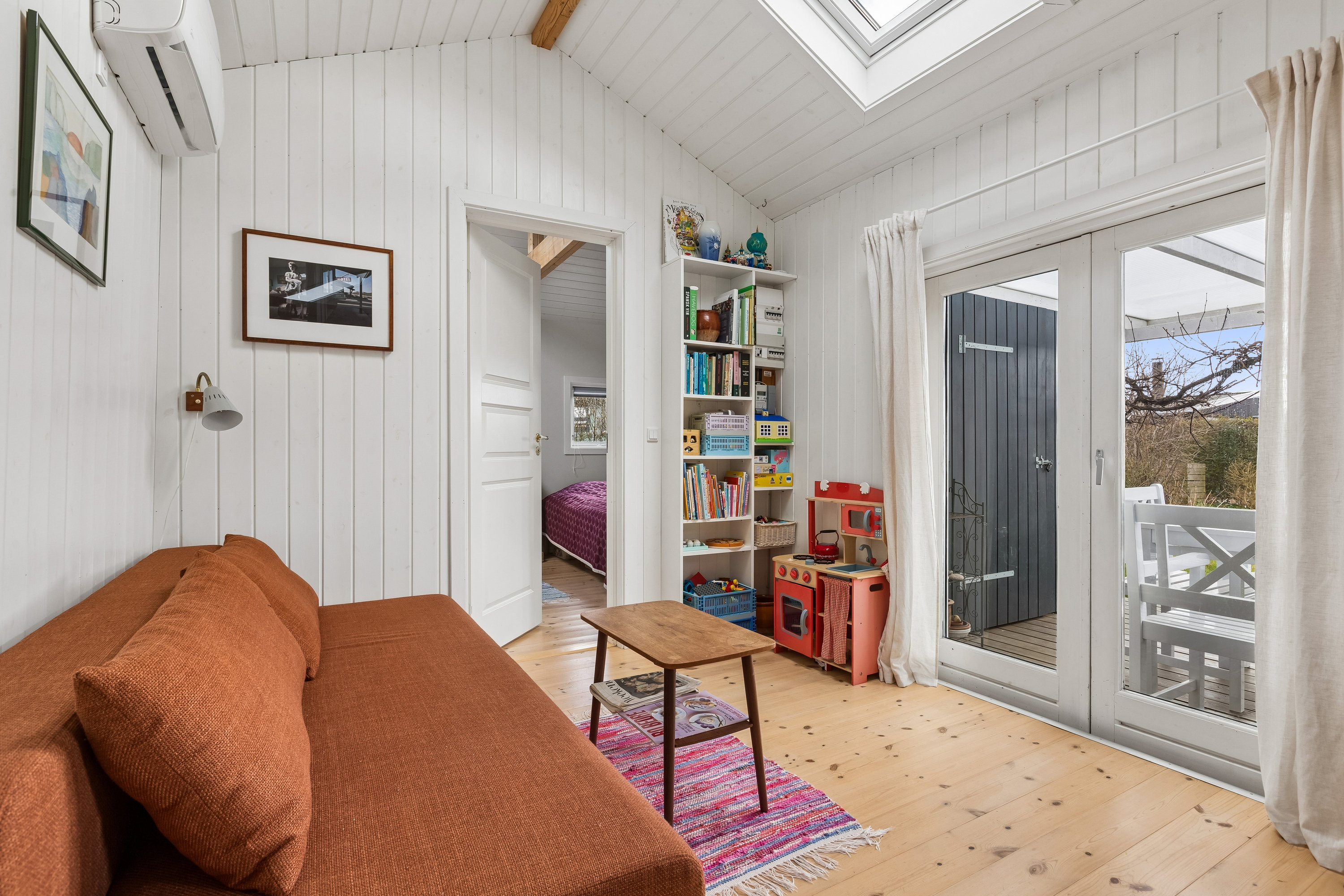 Fremhævet stue billede i fuldskærmstilstand. Billede af Engvej 67F, Hf. Strandbo, 2300 København S