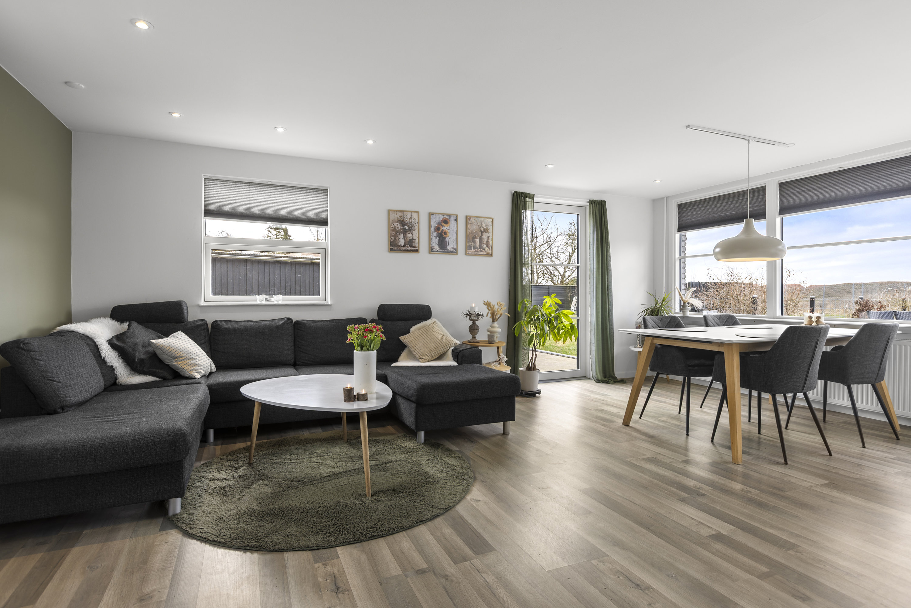 Fremhævet stue billede i fuldskærmstilstand. Billede af Holbækvej 69, Benløse, 4100 Ringsted