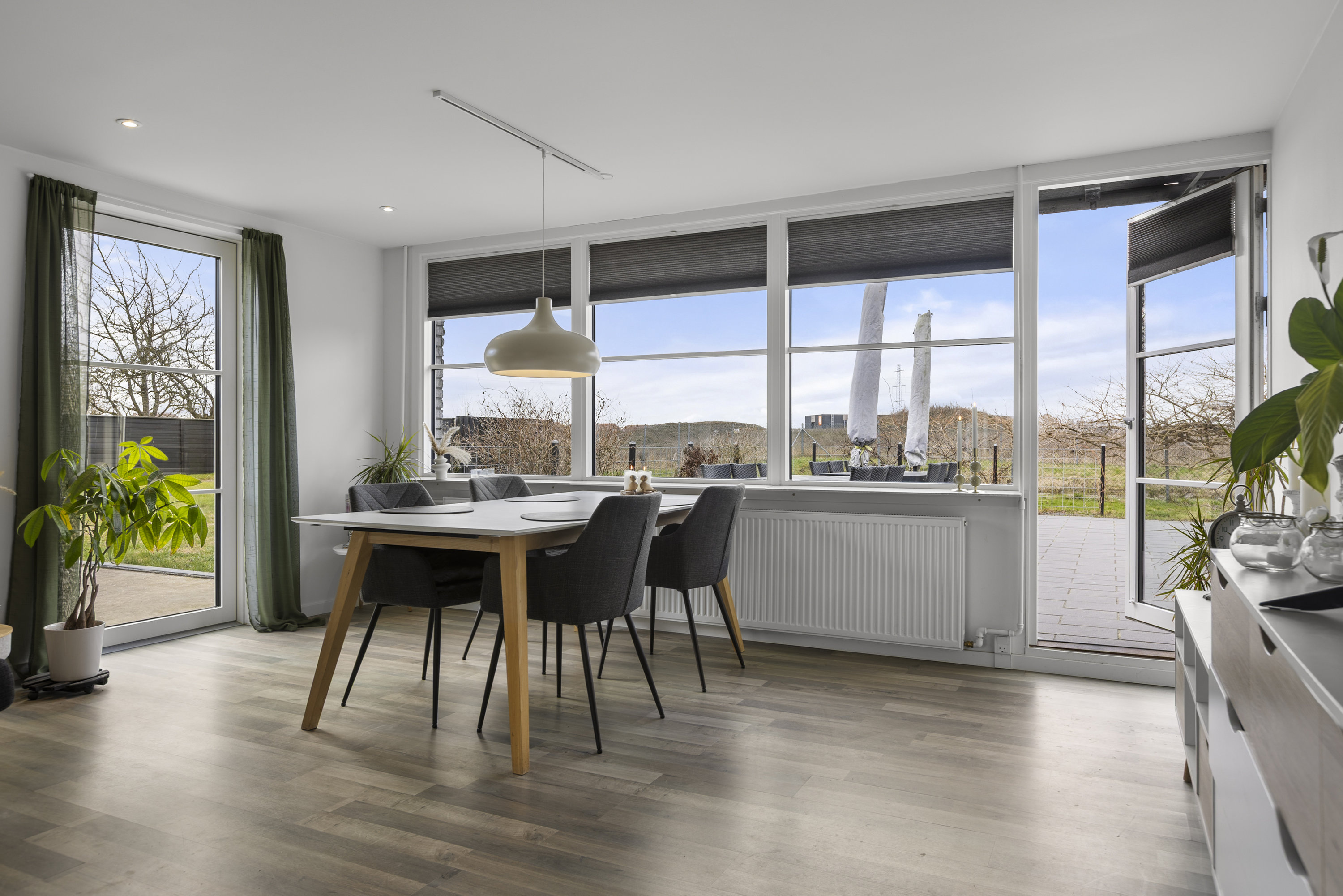 Fremhævet stue billede i fuldskærmstilstand. Billede af Holbækvej 69, Benløse, 4100 Ringsted