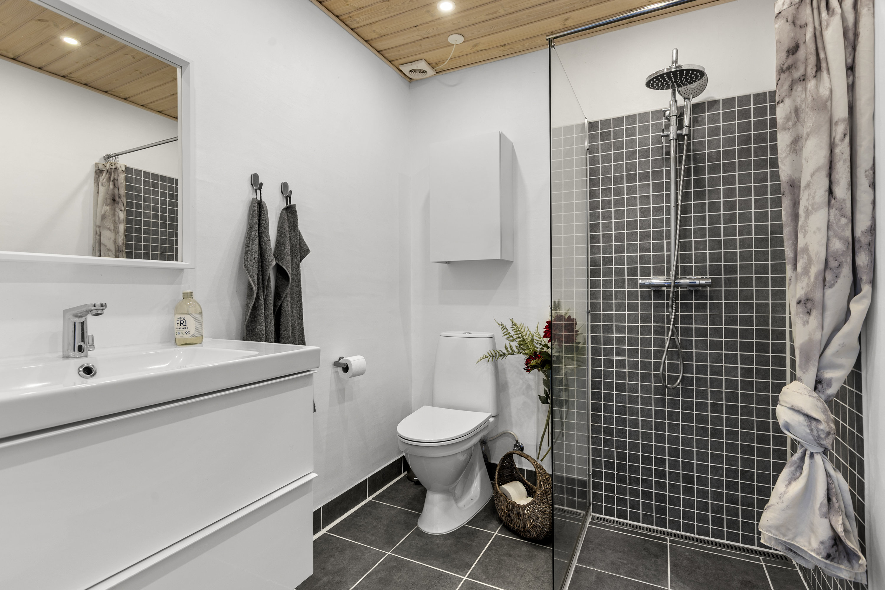 Fremhævet badeværelse billede i fuldskærmstilstand. Billede af Sønderås 67F, 4200 Slagelse