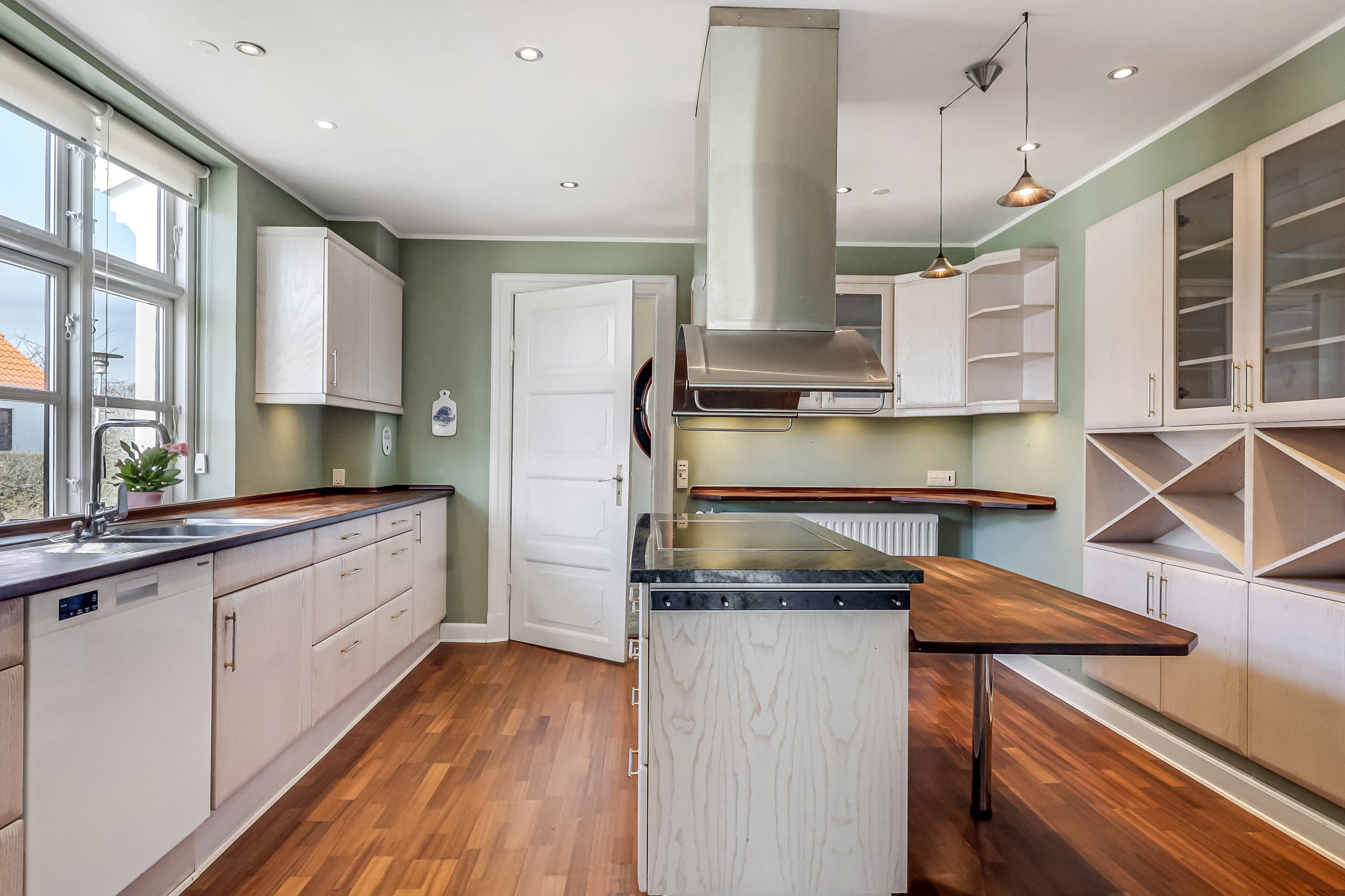 Fremhævet køkken billede i fuldskærmstilstand. Billede af Thorsengs Alle 12, Tåsinge, 5700 Svendborg