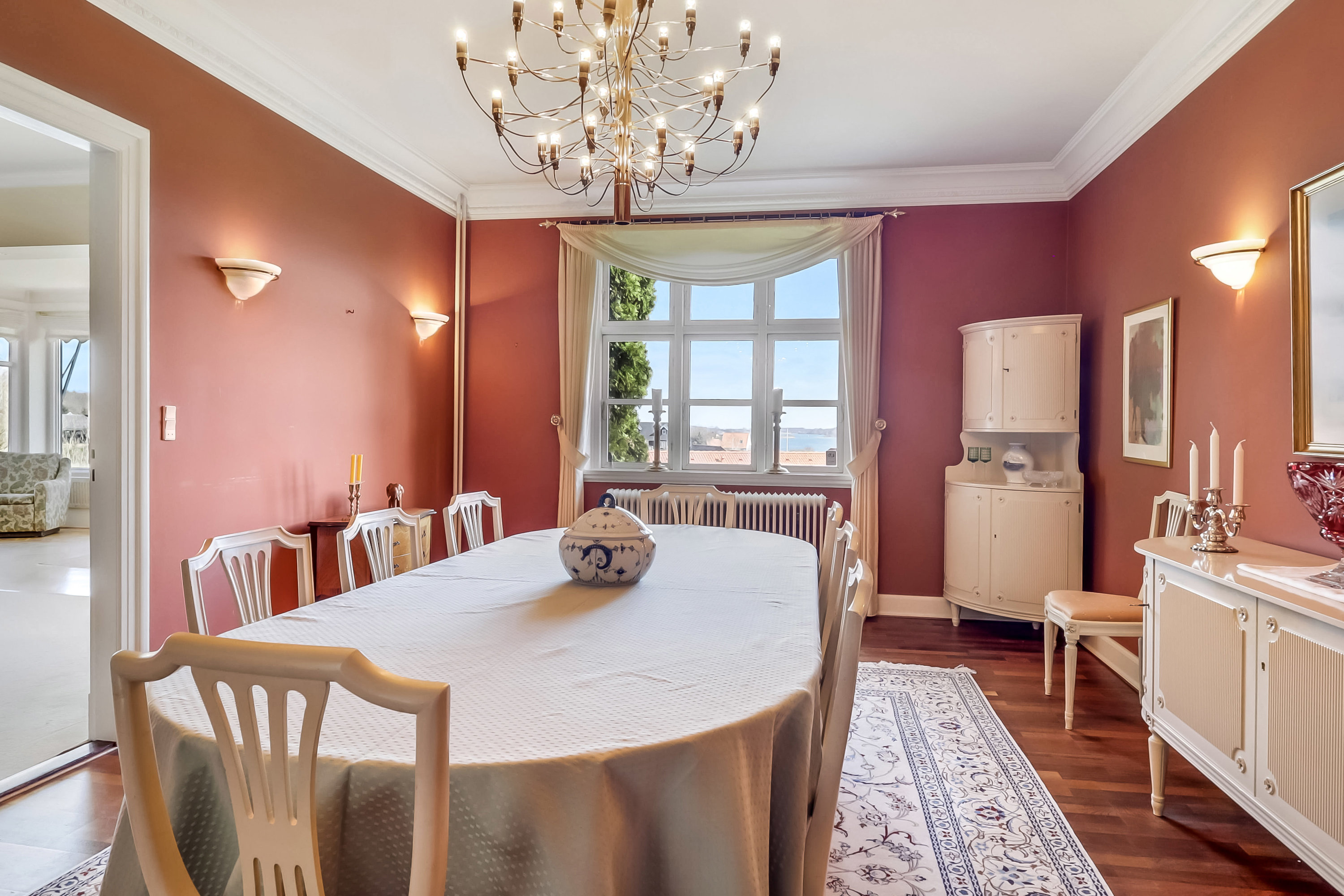 Fremhævet stue billede i fuldskærmstilstand. Billede af Thorsengs Alle 12, Tåsinge, 5700 Svendborg