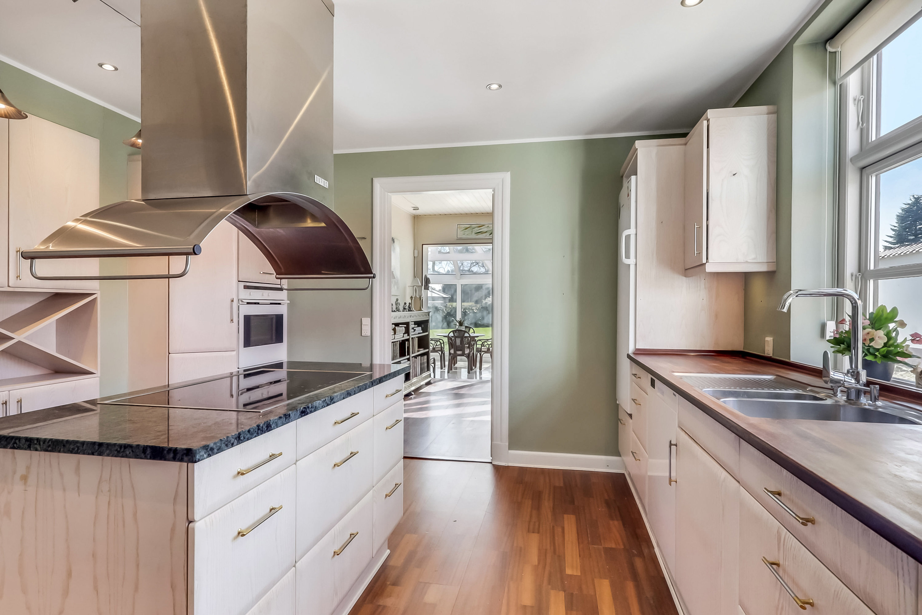 Fremhævet køkken billede i fuldskærmstilstand. Billede af Thorsengs Alle 12, Tåsinge, 5700 Svendborg