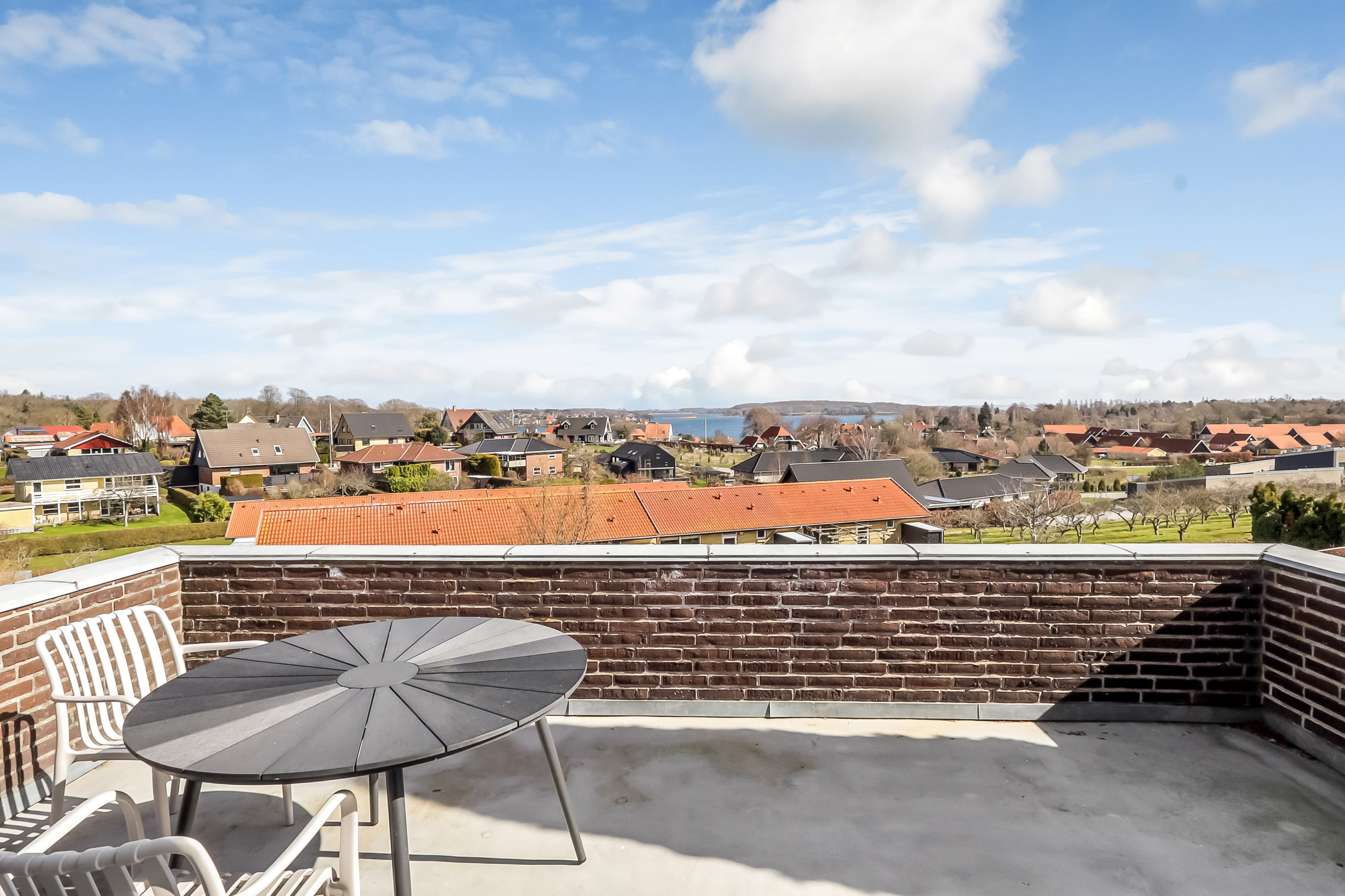 Fremhævet terrasse billede i fuldskærmstilstand. Billede af Thorsengs Alle 12, Tåsinge, 5700 Svendborg