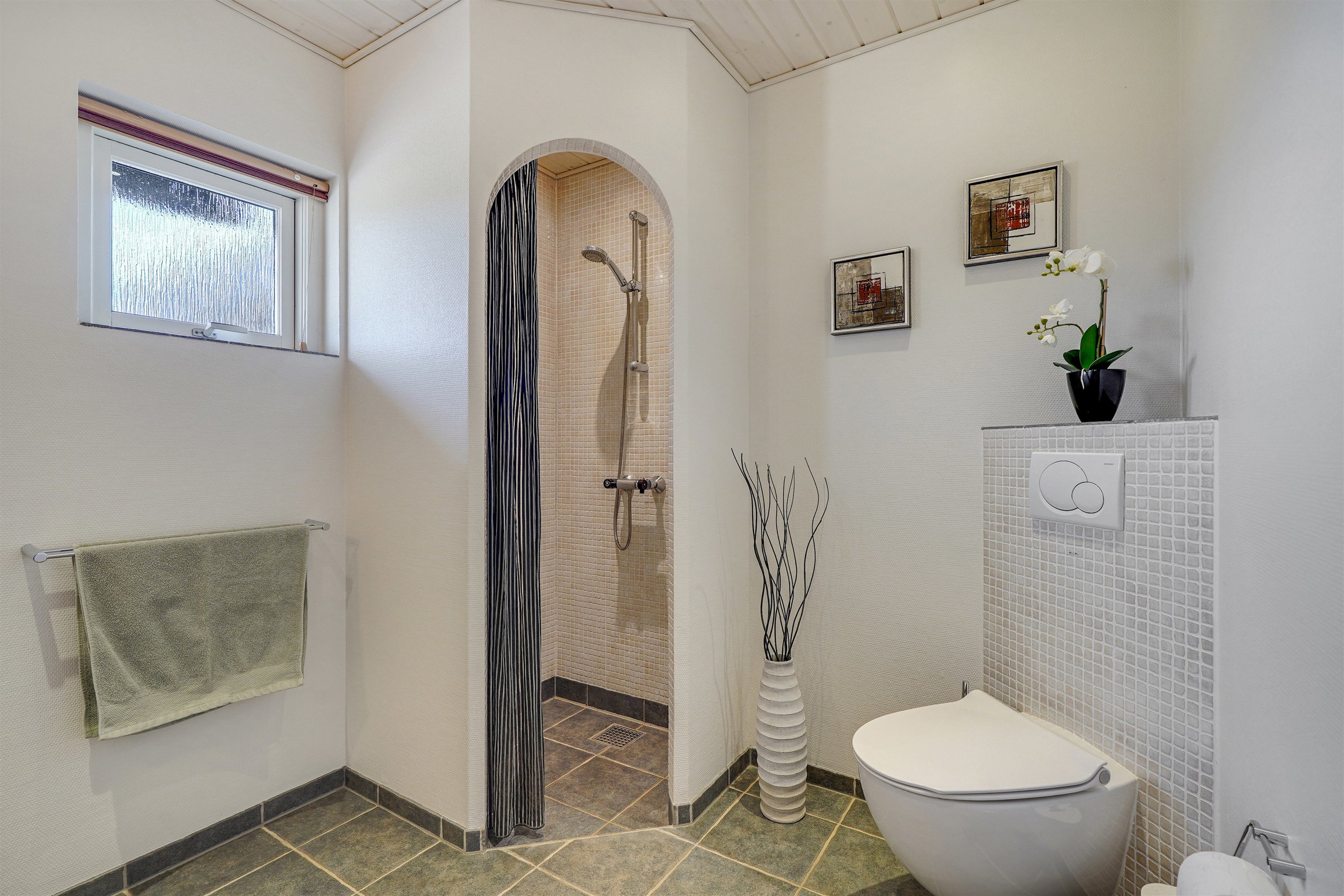 Fremhævet badeværelse billede i fuldskærmstilstand. Billede af Egevænget 116, 7190 Billund