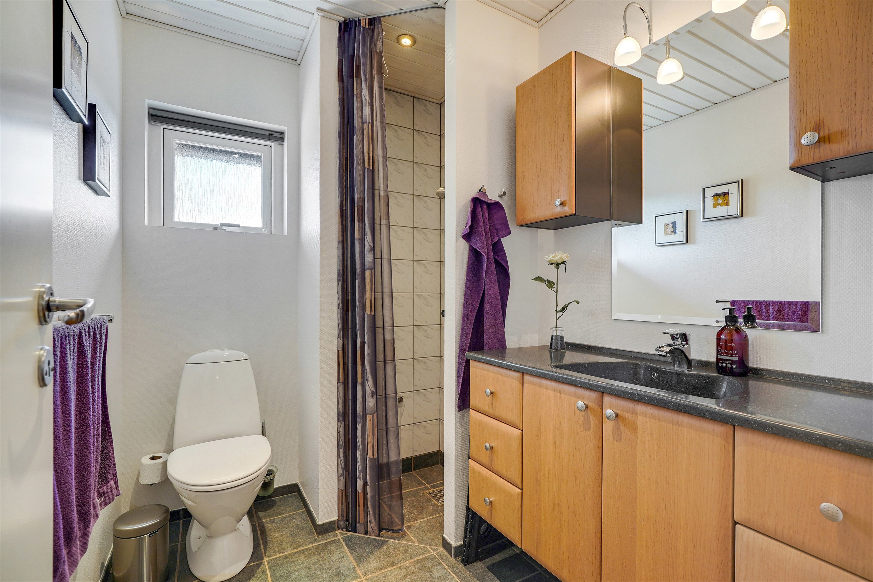 Fremhævet badeværelse billede i fuldskærmstilstand. Billede af Egevænget 116, 7190 Billund