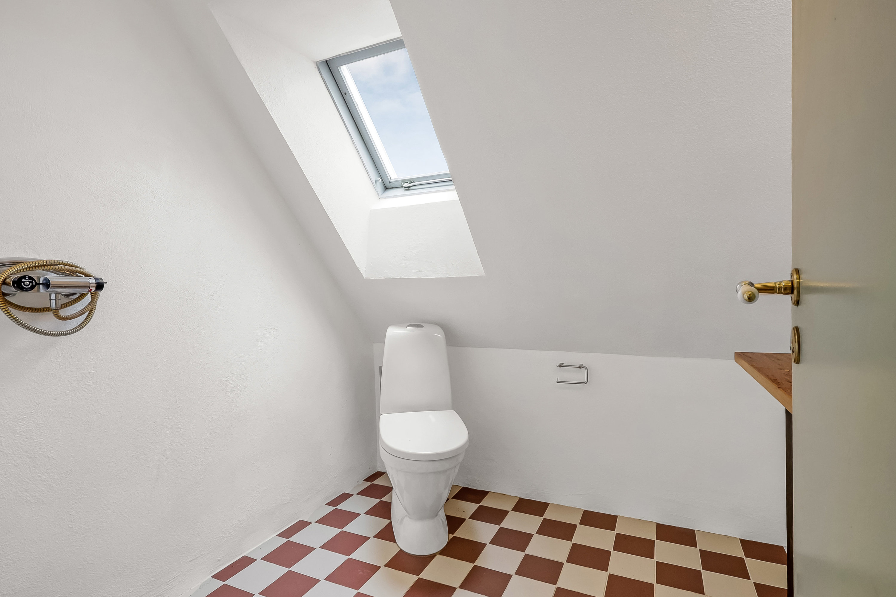 Fremhævet toilet billede i fuldskærmstilstand. Billede af Brogade 17, 5970 Ærøskøbing