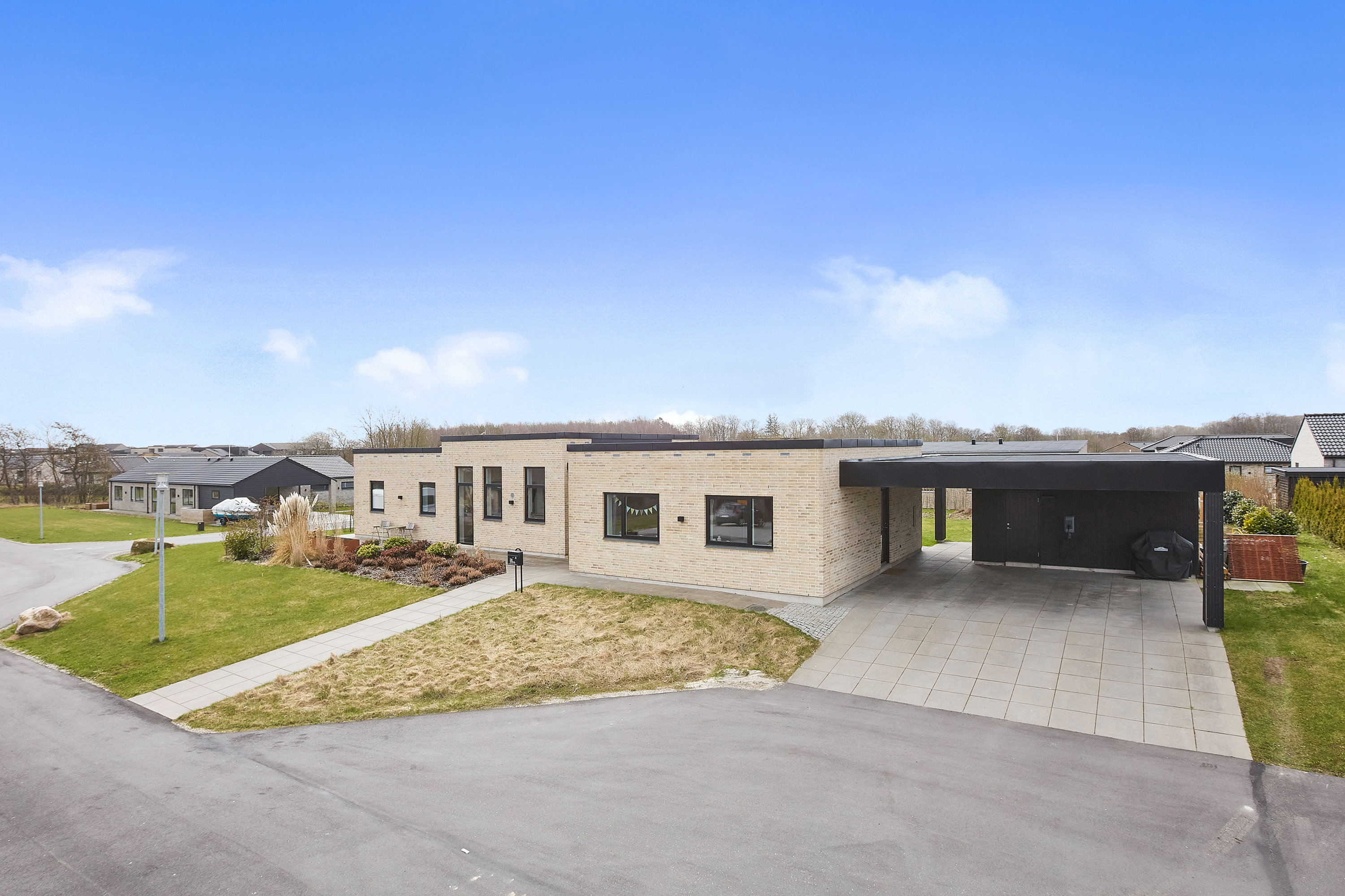 Fremhævet facade fra vejen billede i fuldskærmstilstand. Billede af Ørskovbæk Parken 30, 8732 Hovedgård