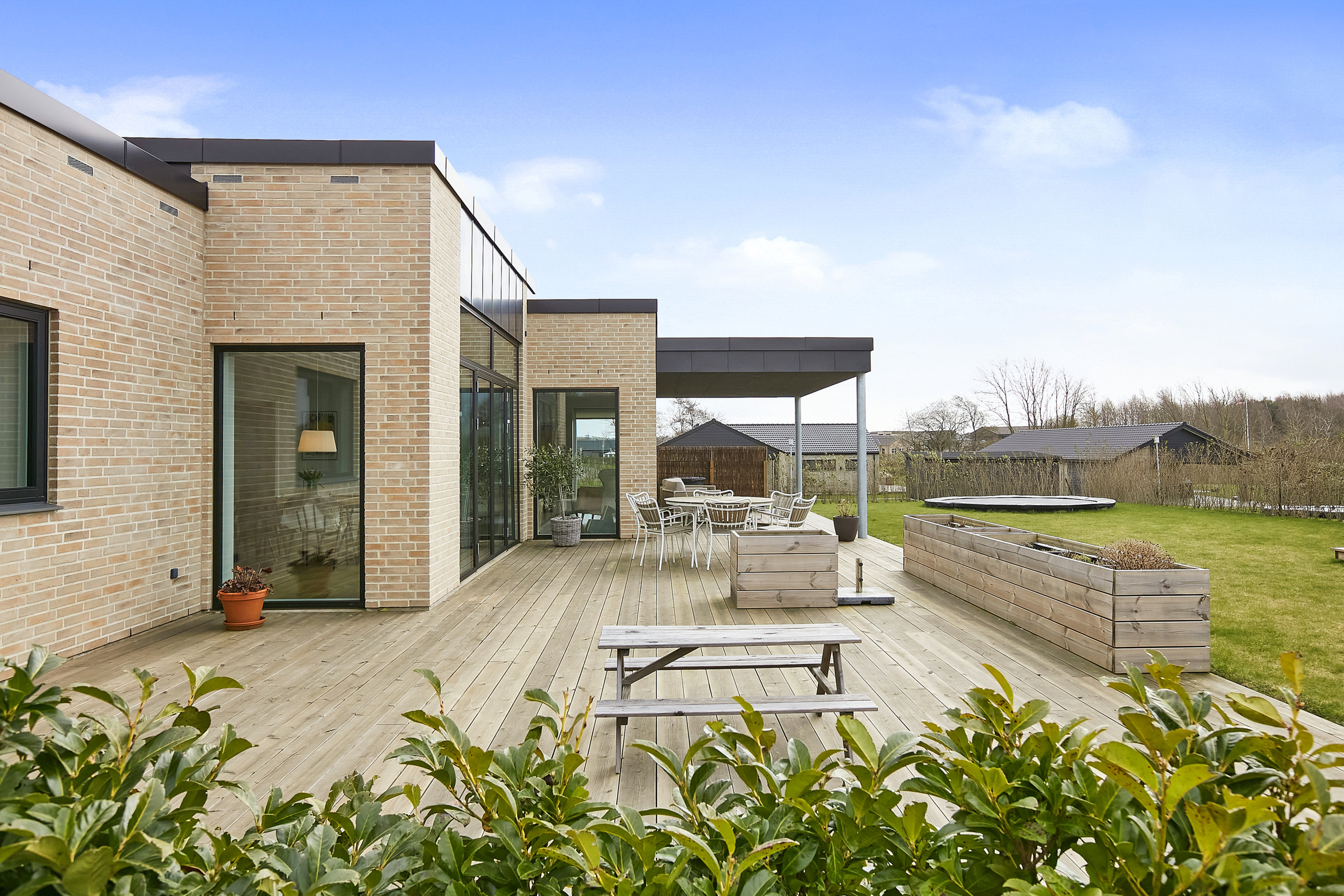 Fremhævet terrasse billede i fuldskærmstilstand. Billede af Ørskovbæk Parken 30, 8732 Hovedgård