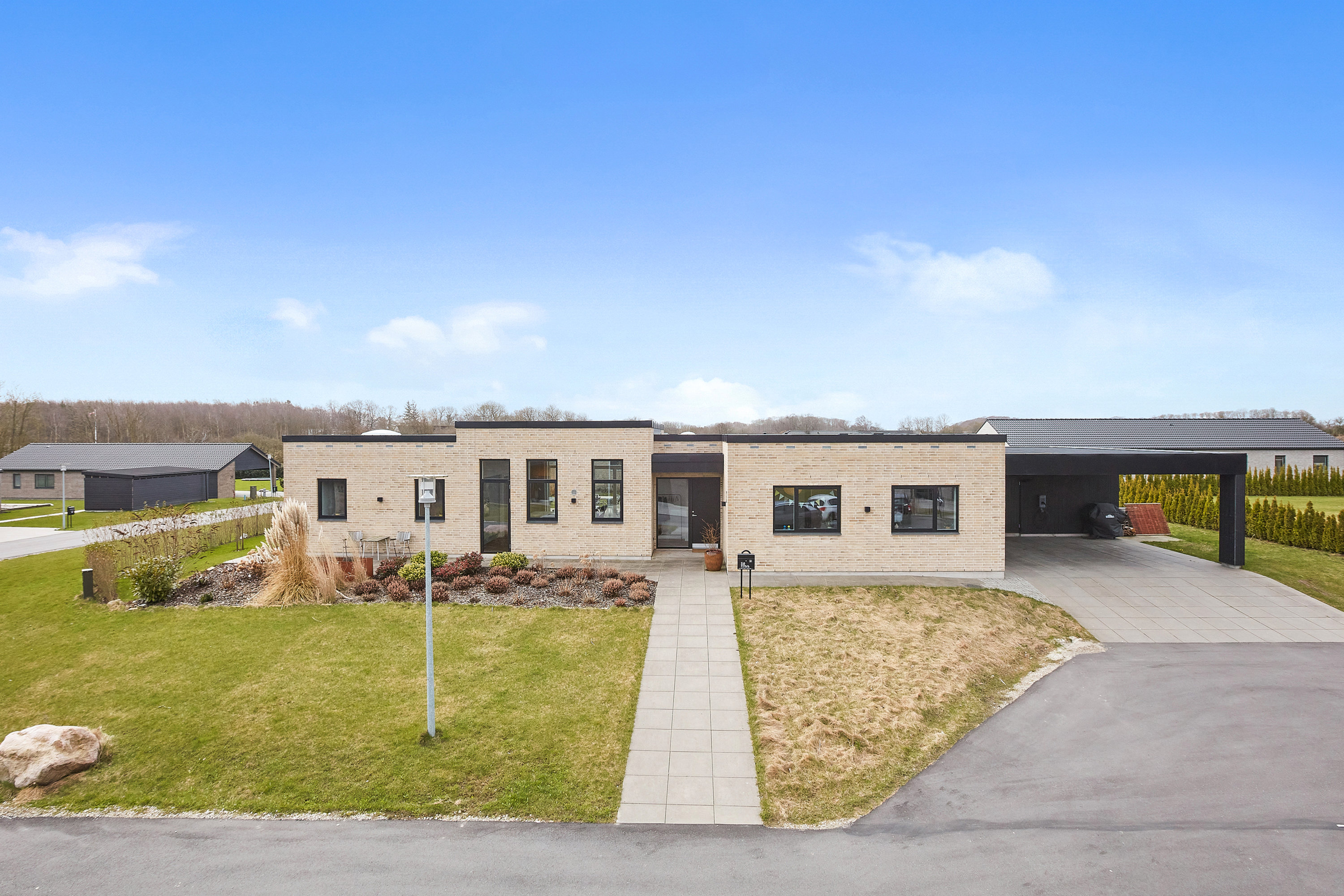 Villa: Facade fra vejen på Ørskovbæk Parken 30, 8732 Hovedgård