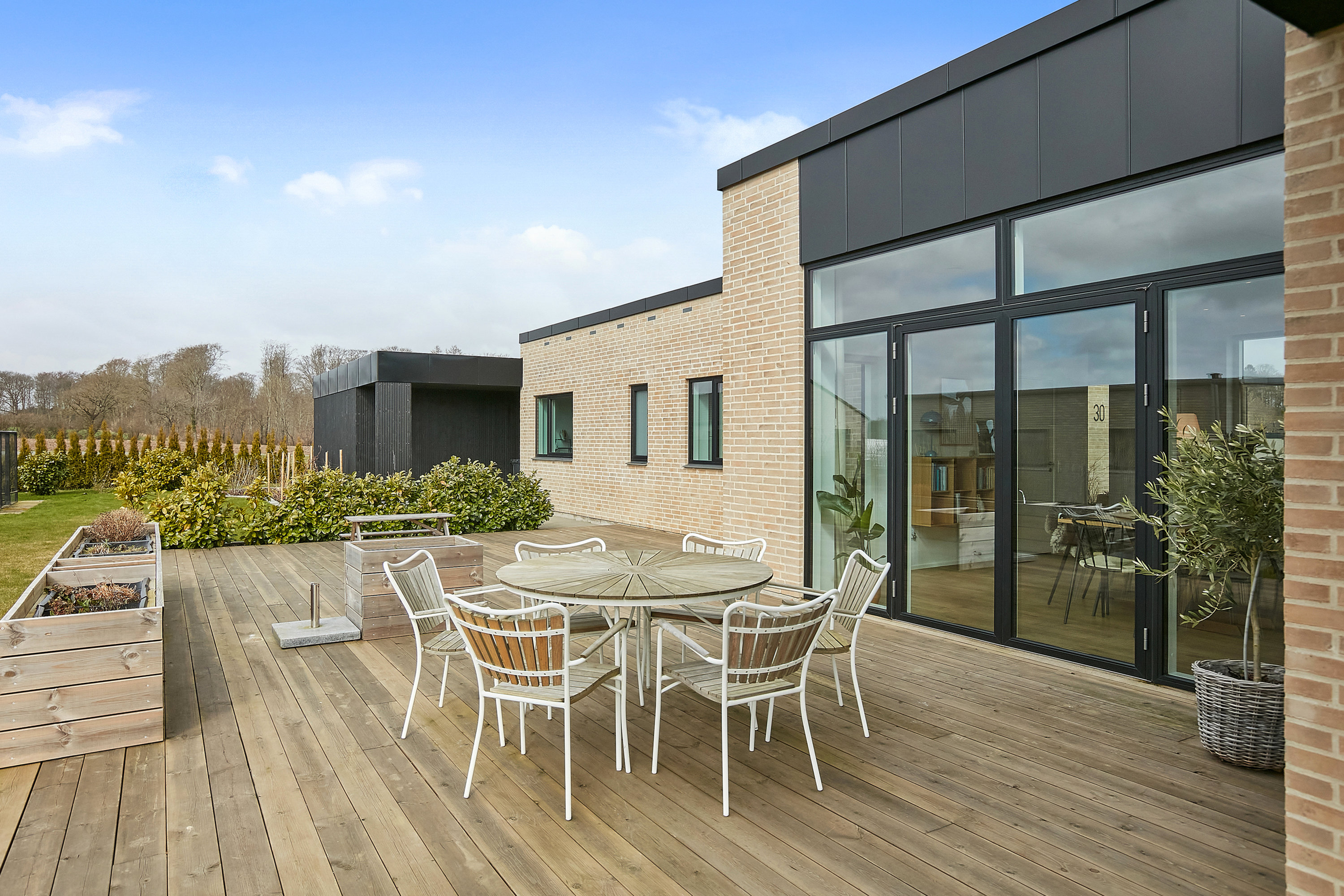 Fremhævet terrasse billede i fuldskærmstilstand. Billede af Ørskovbæk Parken 30, 8732 Hovedgård