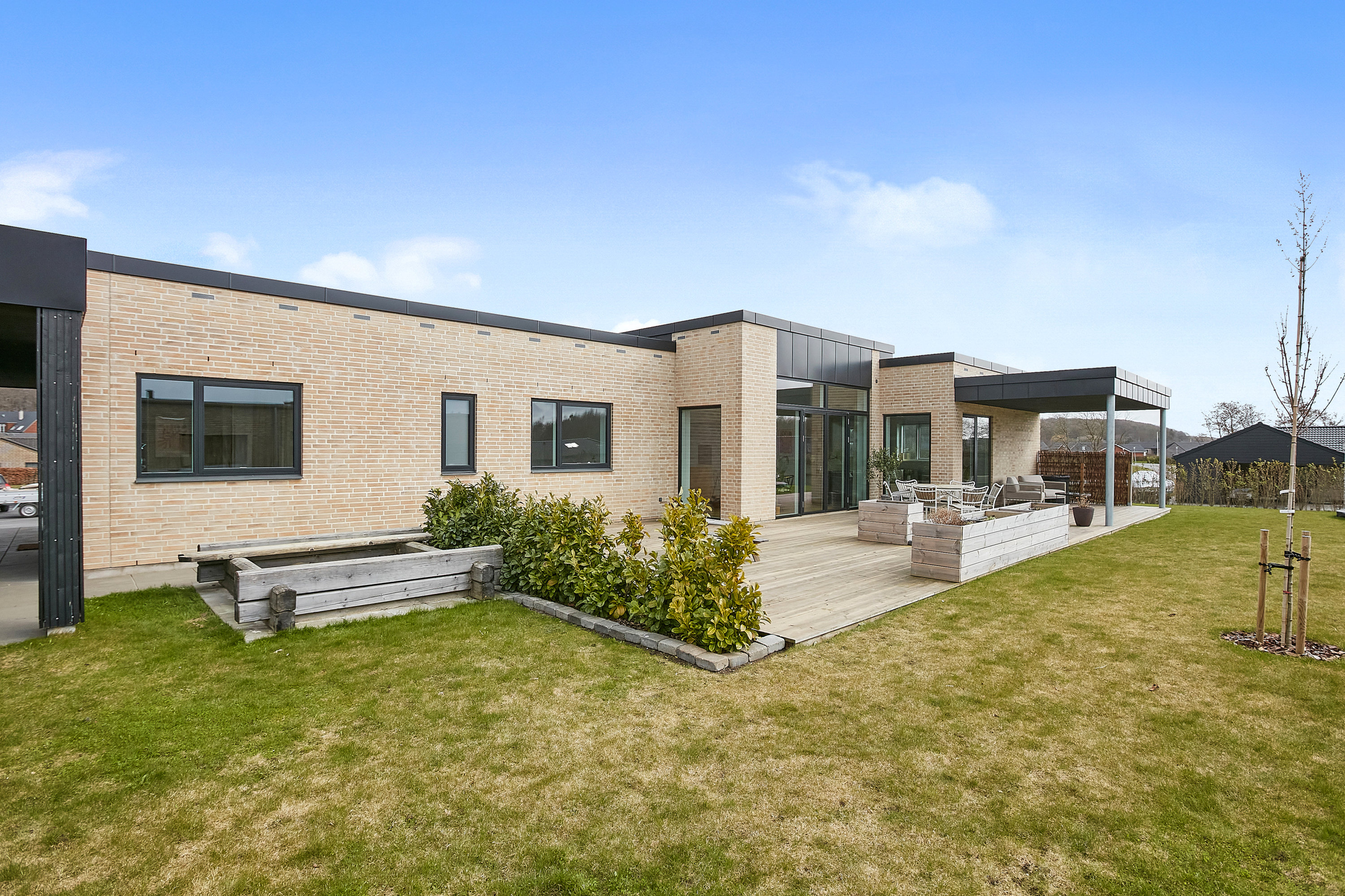 Fremhævet set fra haven billede i fuldskærmstilstand. Billede af Ørskovbæk Parken 30, 8732 Hovedgård