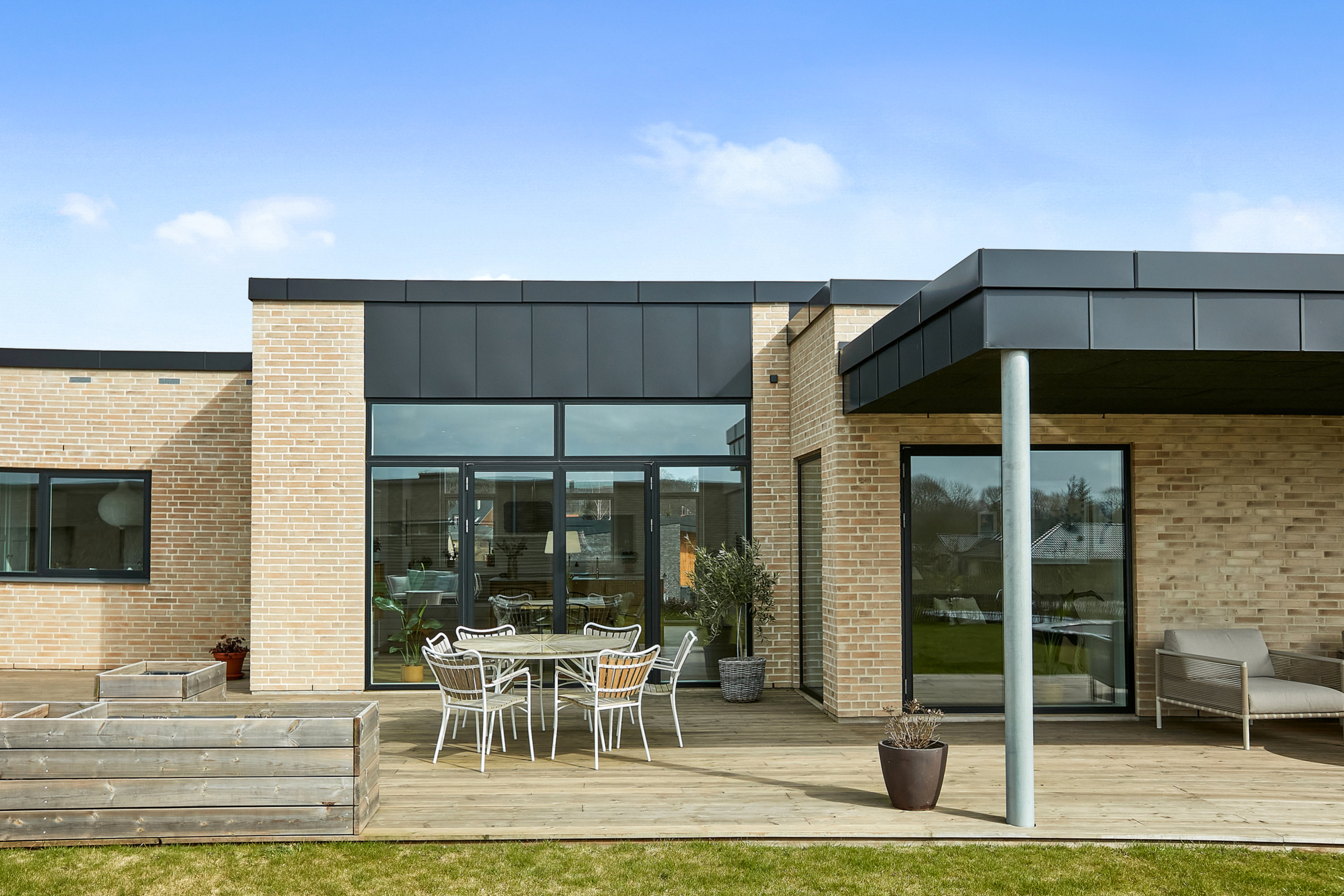 Fremhævet facade billede i fuldskærmstilstand. Billede af Ørskovbæk Parken 30, 8732 Hovedgård