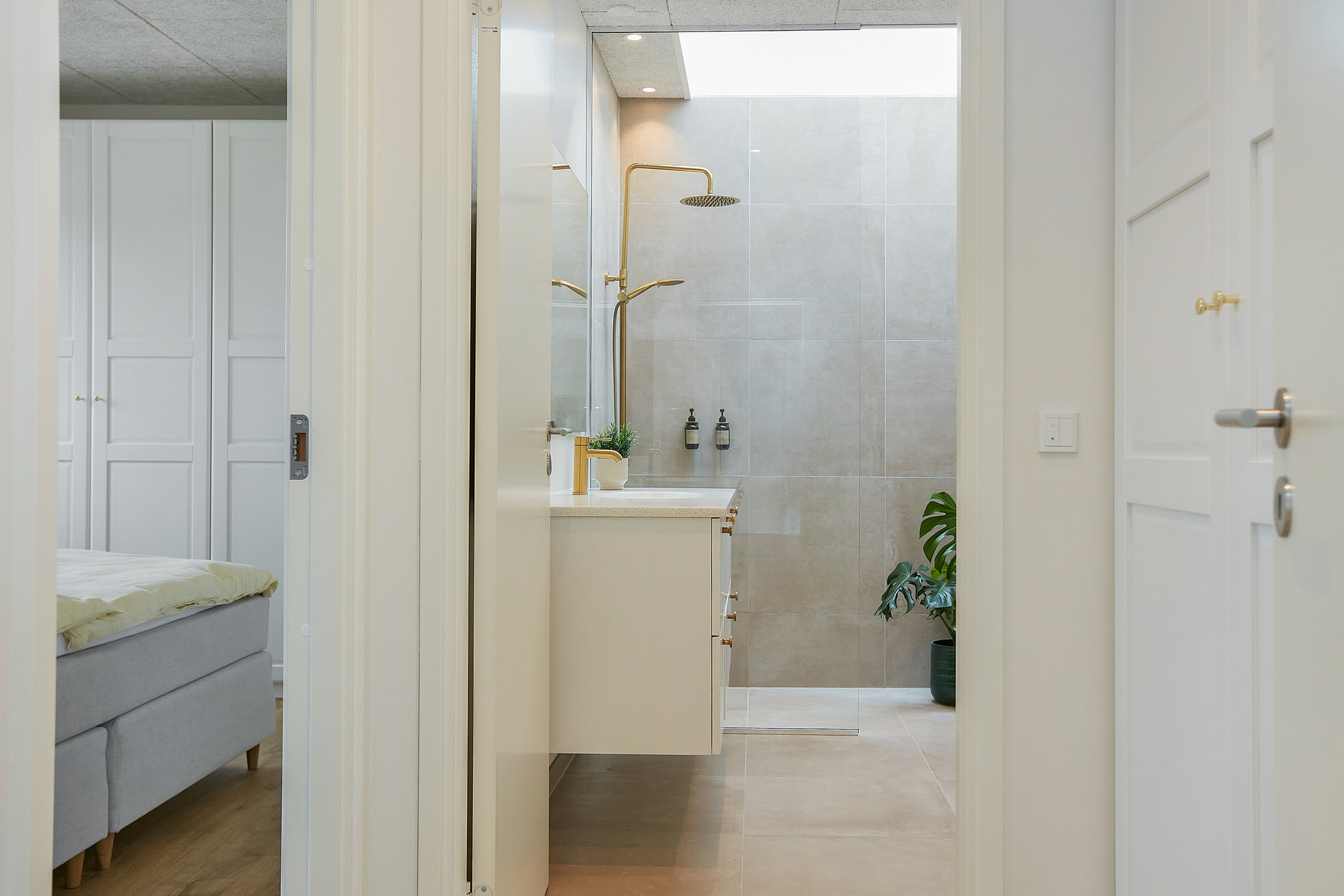 Fremhævet soveværelse/badeværelse billede i fuldskærmstilstand. Billede af Ørskovbæk Parken 30, 8732 Hovedgård