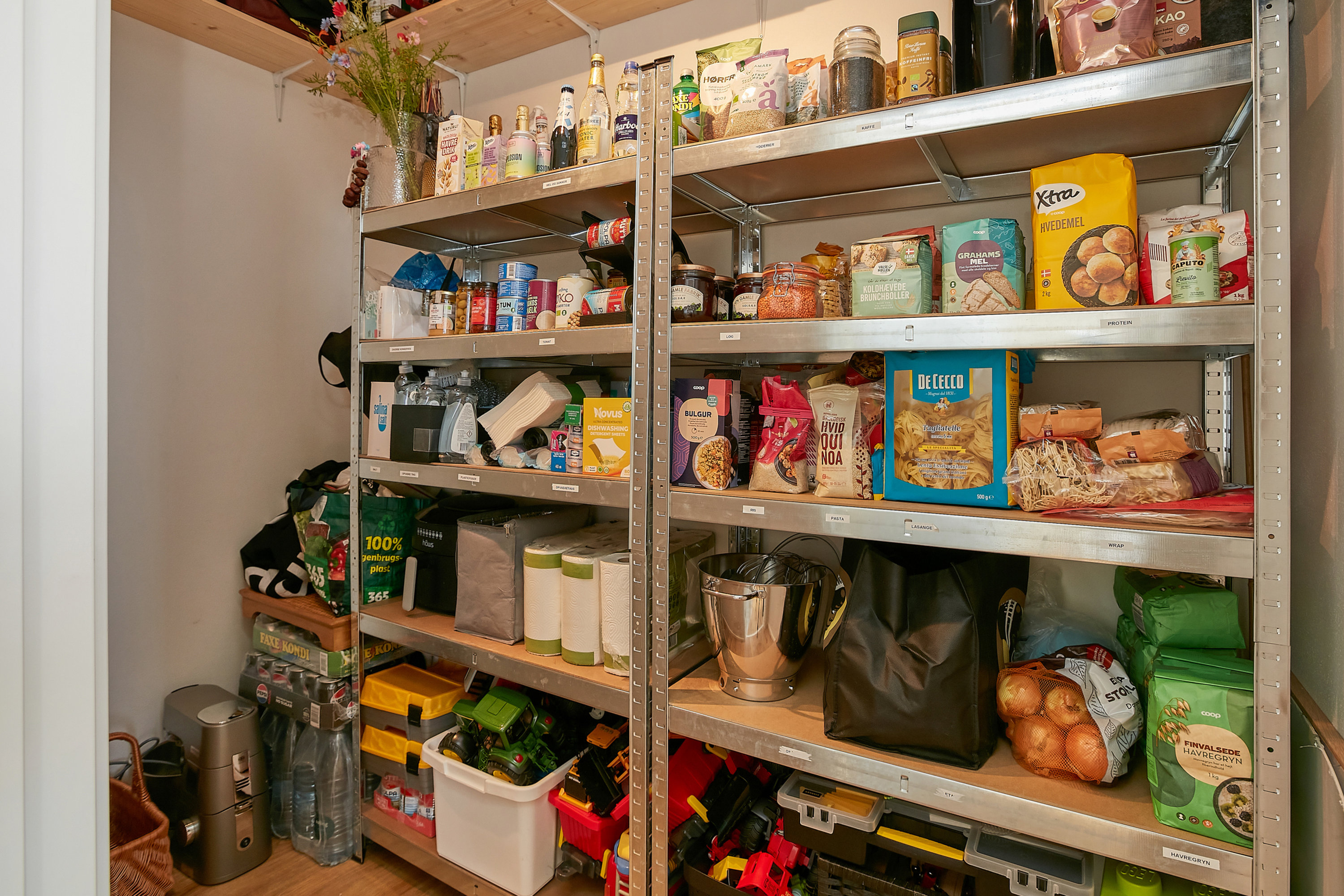 Fremhævet viktualierum billede i fuldskærmstilstand. Billede af Ørskovbæk Parken 30, 8732 Hovedgård