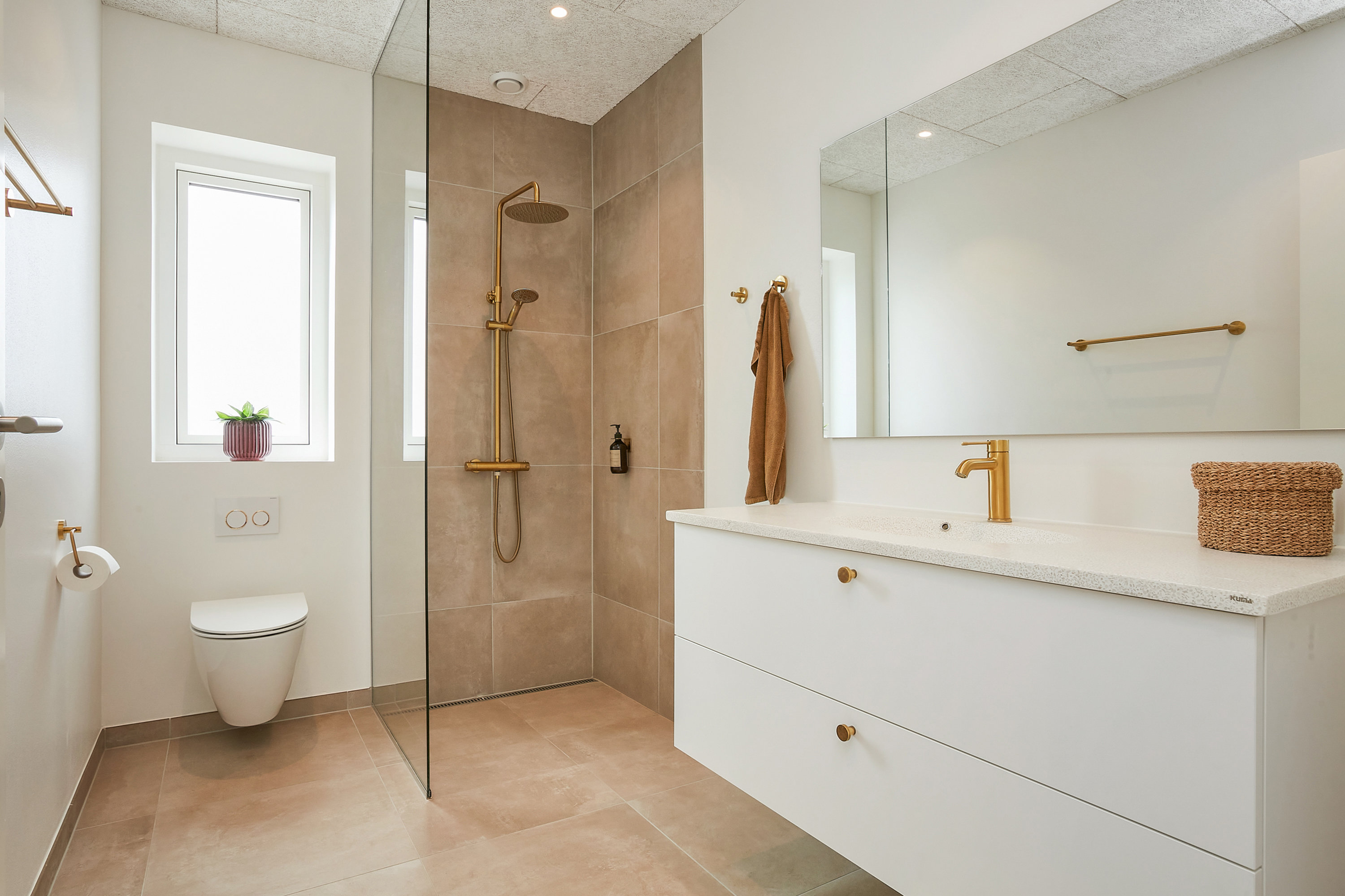 Fremhævet badeværelse billede i fuldskærmstilstand. Billede af Ørskovbæk Parken 30, 8732 Hovedgård