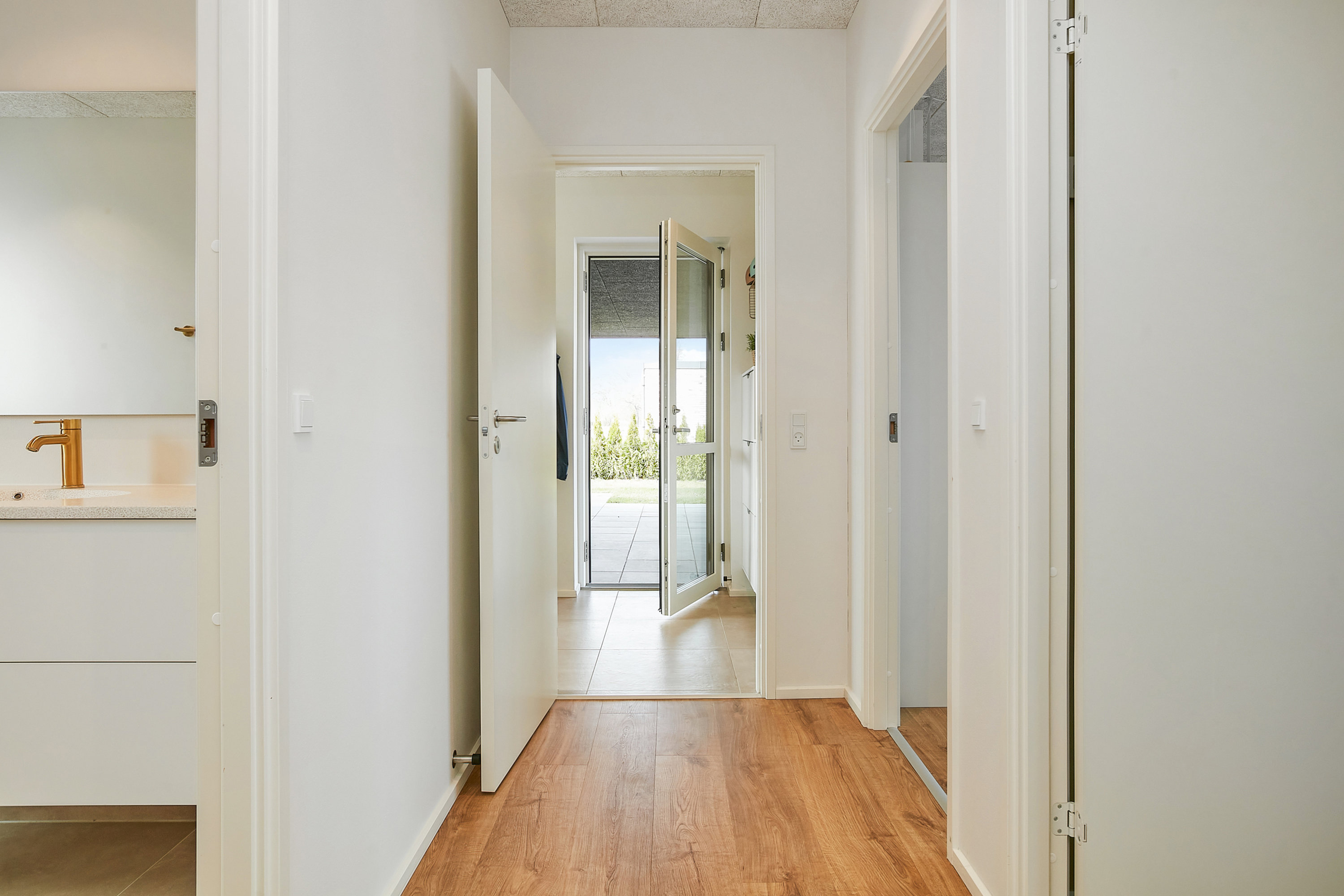 Fremhævet gang billede i fuldskærmstilstand. Billede af Ørskovbæk Parken 30, 8732 Hovedgård