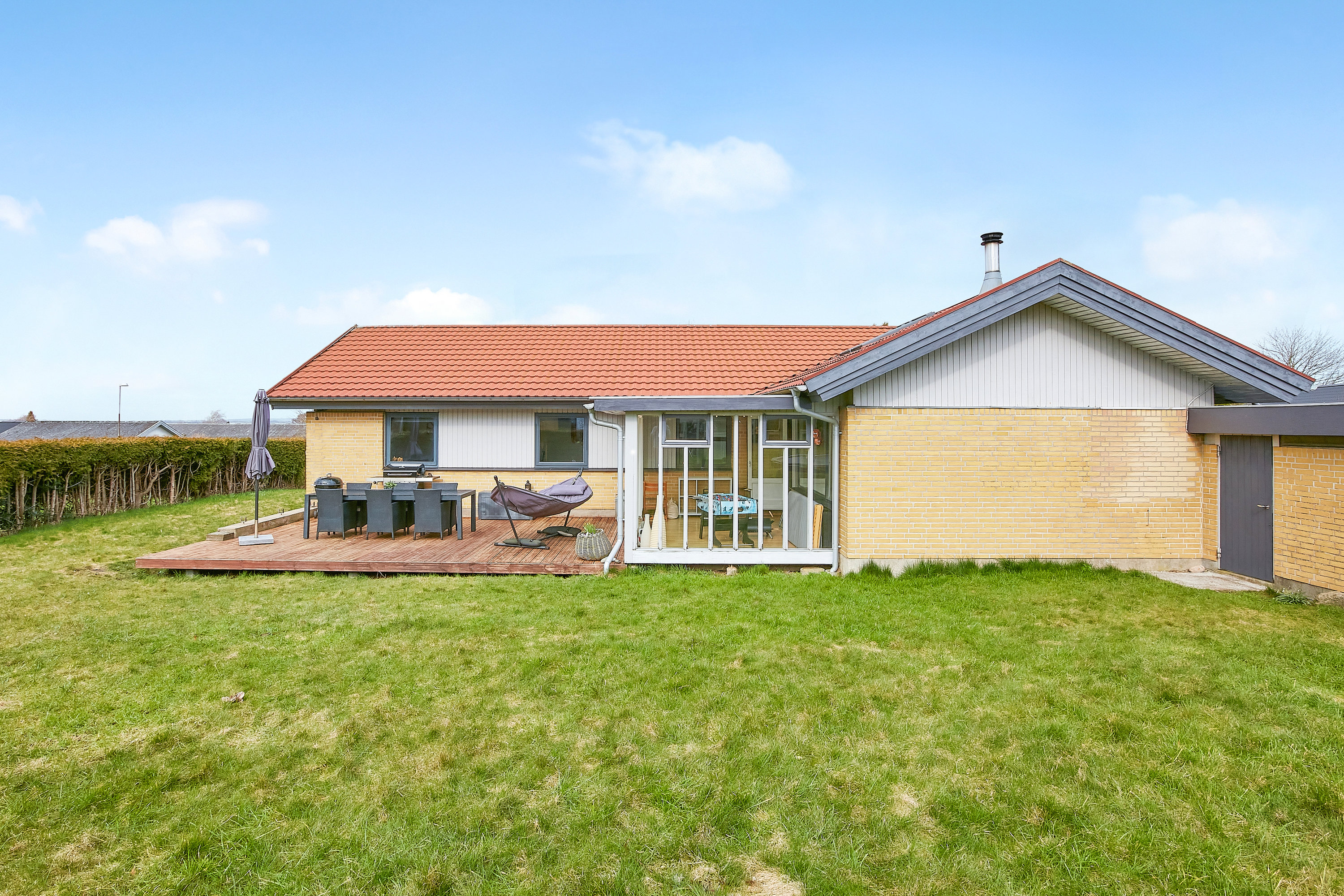 Fremhævet facade fra haven billede i fuldskærmstilstand. Billede af Valmuevej 20, Tyrsted, 8700 Horsens